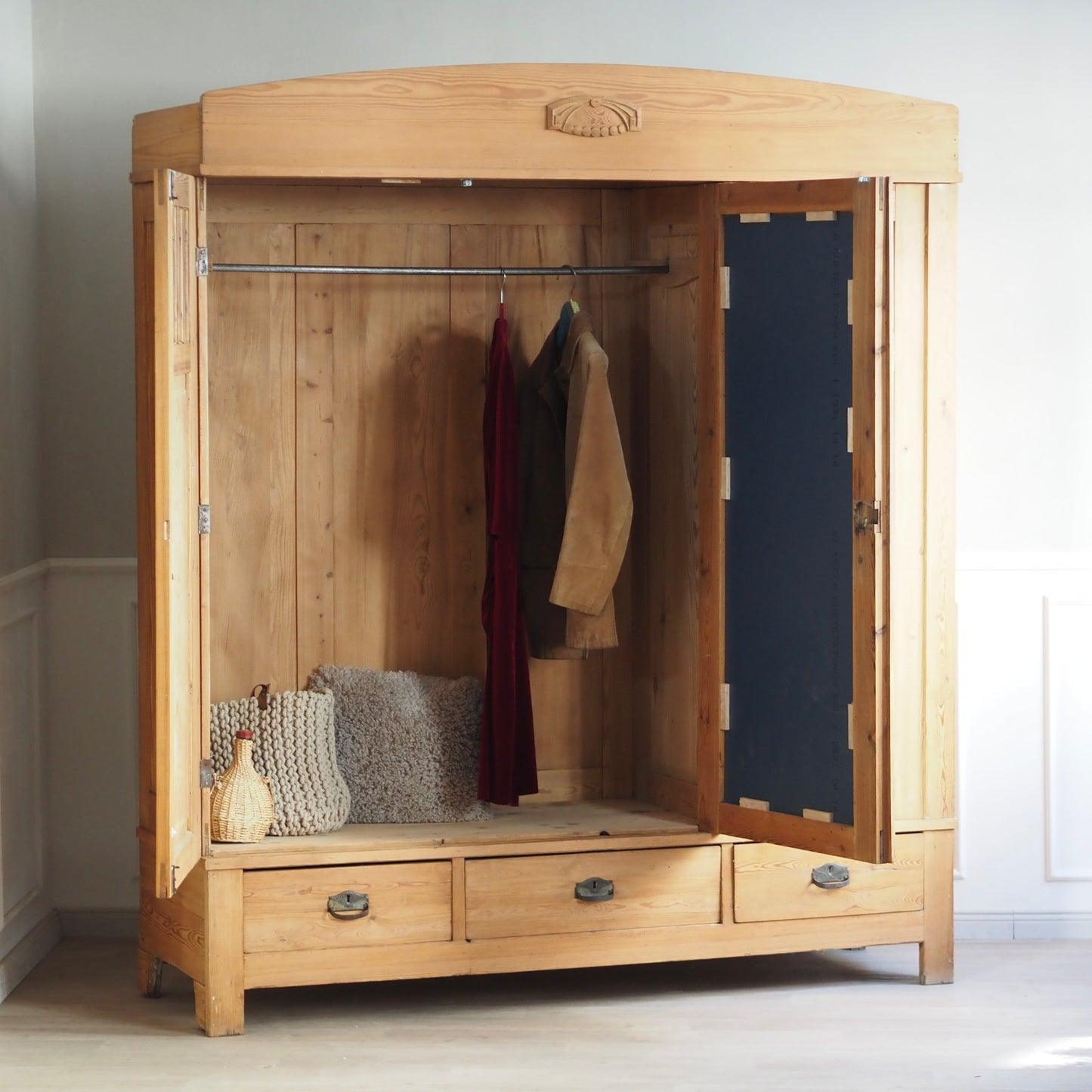 EPOCHE 1910 - Kleiderschrank Jugendstil Weichholz 3-türig mit Spiegel & Sprossenfenster