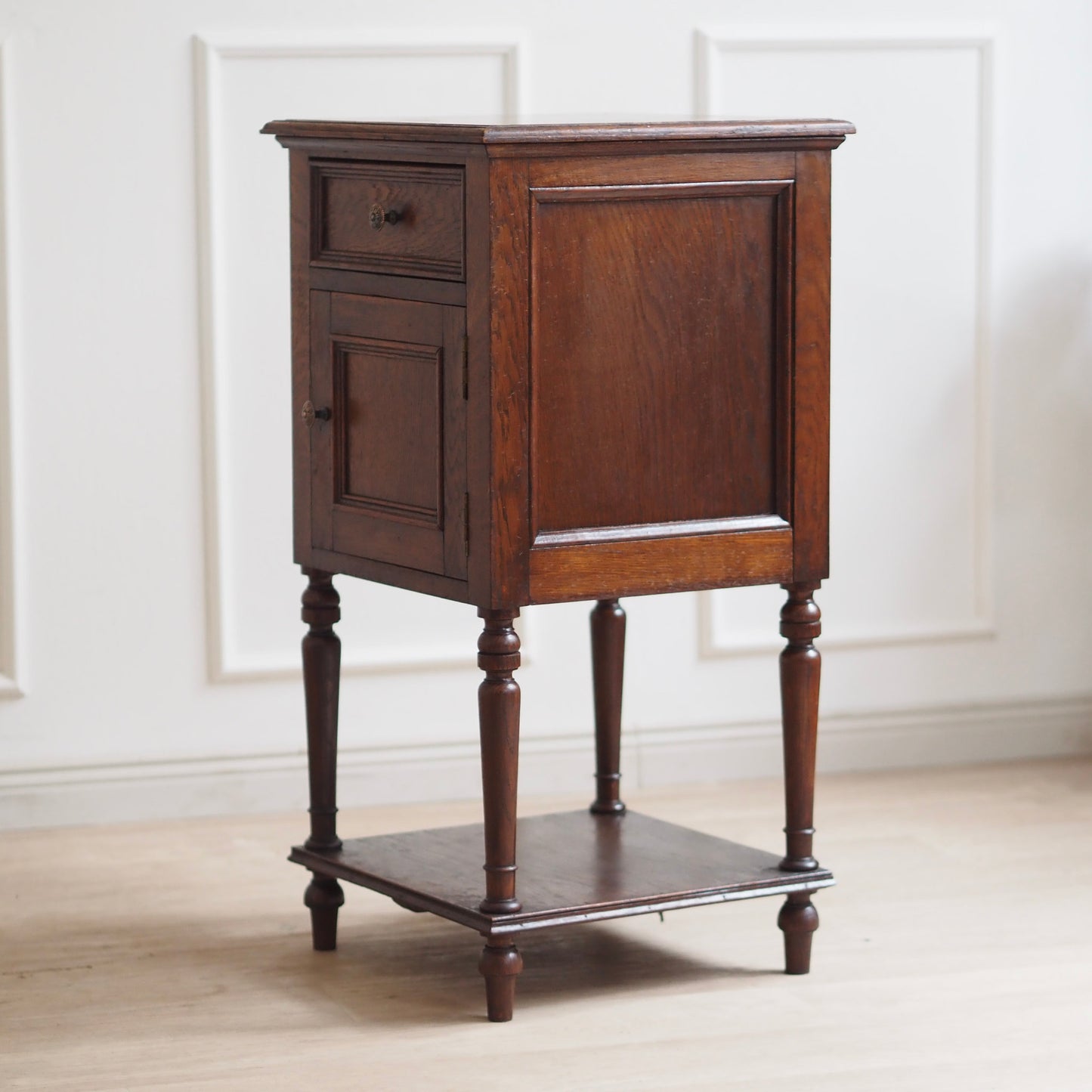 EPOCHE 1900 - Antiker Nachttisch mit rotem Marmor