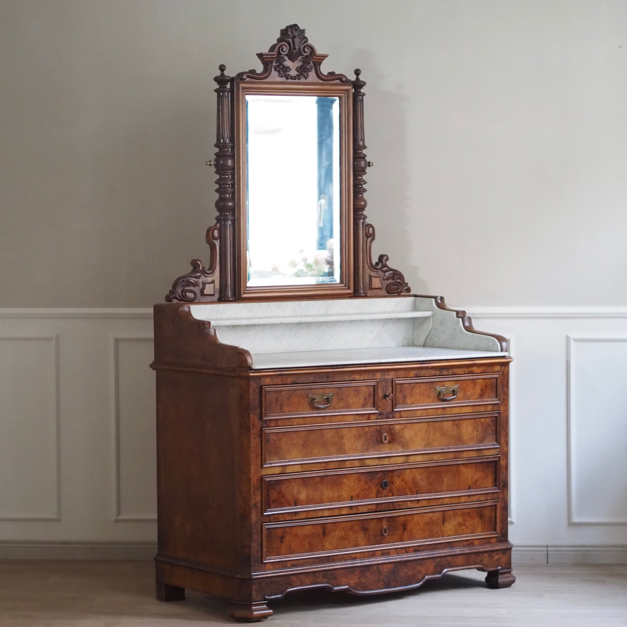 EPOCHE 1880 - Antike Spiegelkommode mit weißem Marmor aus der Gründerzeit