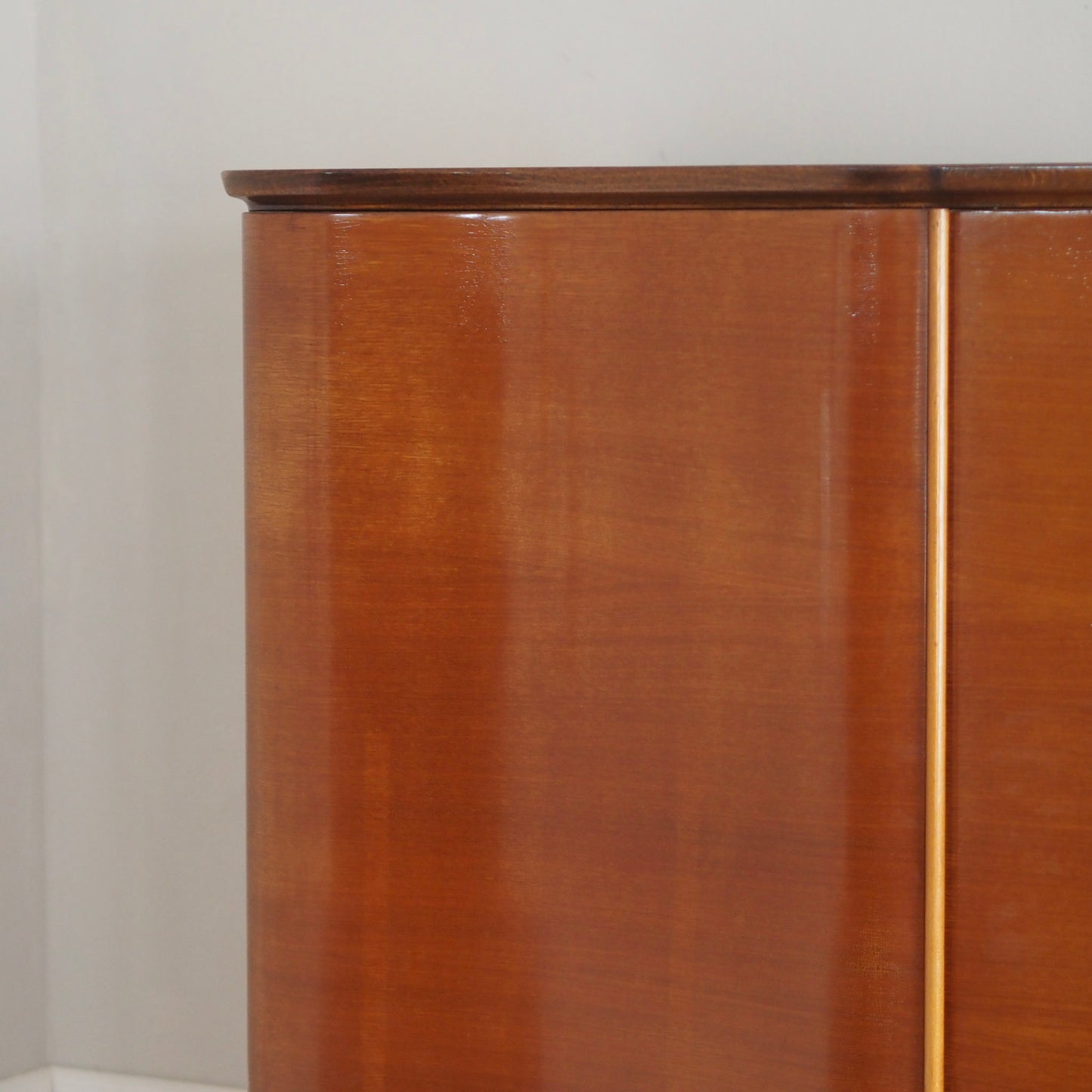 EPOCHE 1950 - Großer Mid Century Kleiderschrank 3-türig sanft geschwungen