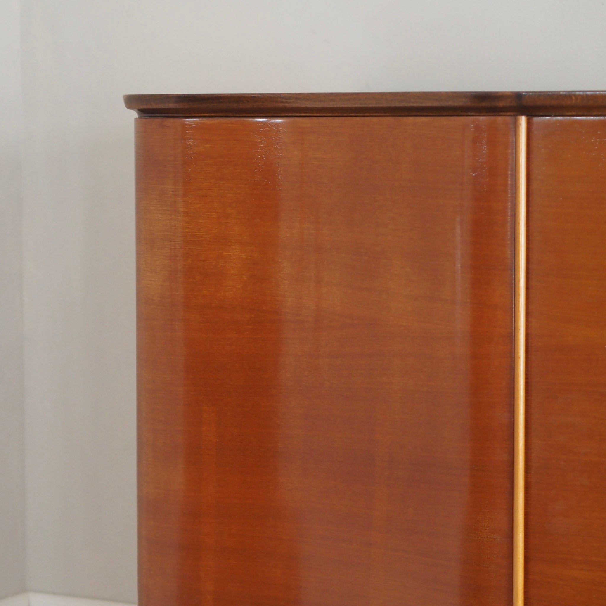 EPOCHE 1950 - Großer Mid Century Kleiderschrank 3-türig sanft geschwungen