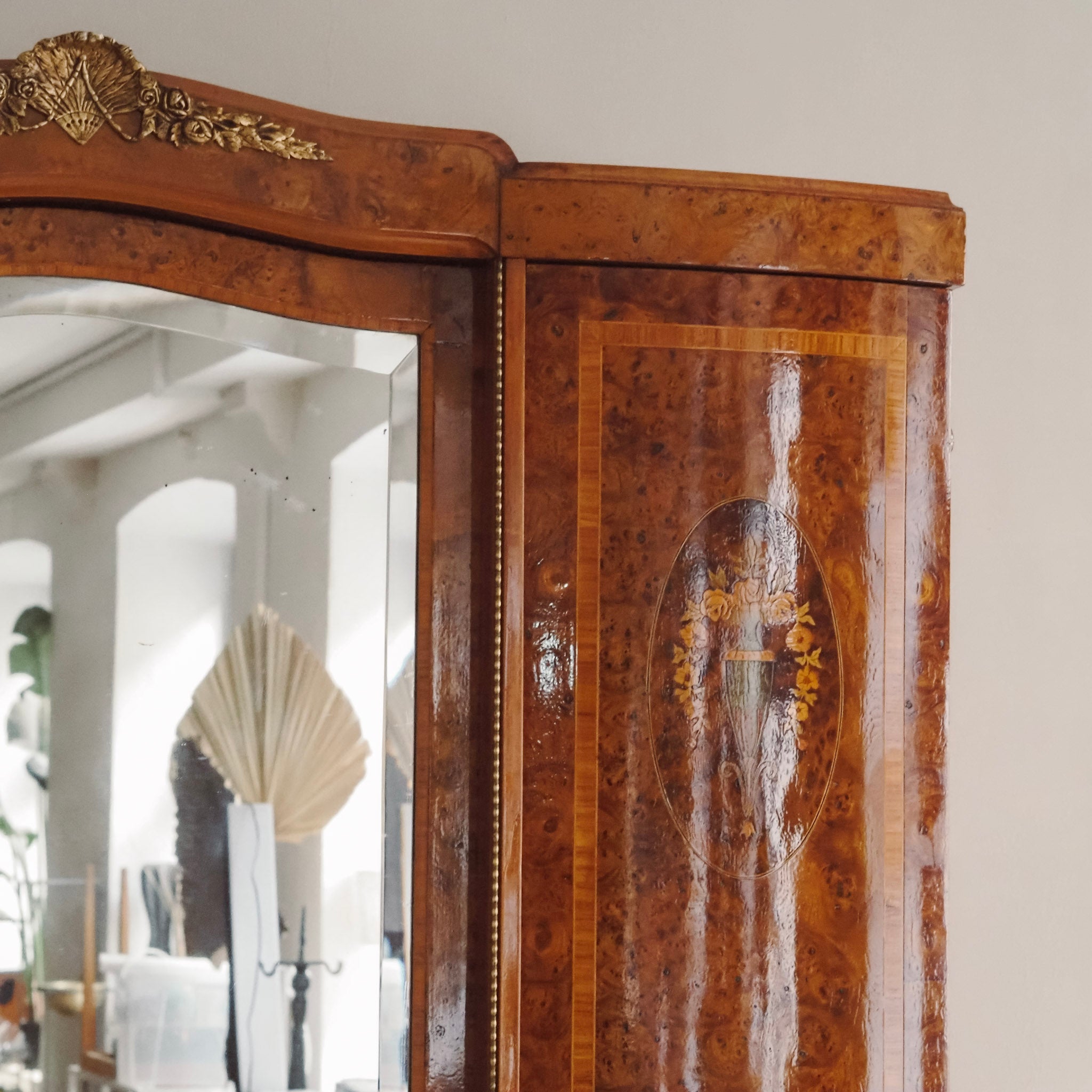 Französischer Kleiderschrank mit Wurzelholz und Intarsien - Großer Spiegel, um 1880–1900