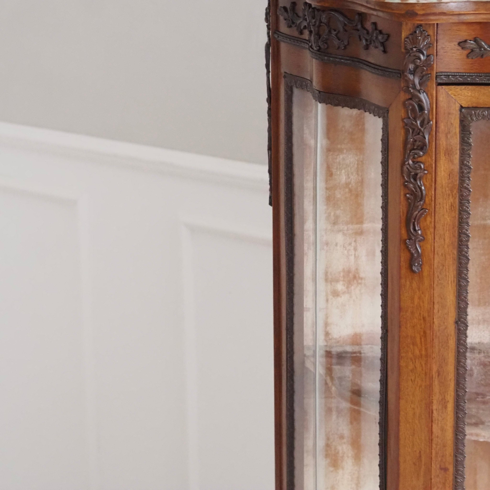 Hohe schmale Vitrine Louis-XV-Stil mit Marmorplatte um 1900 - Frankreich