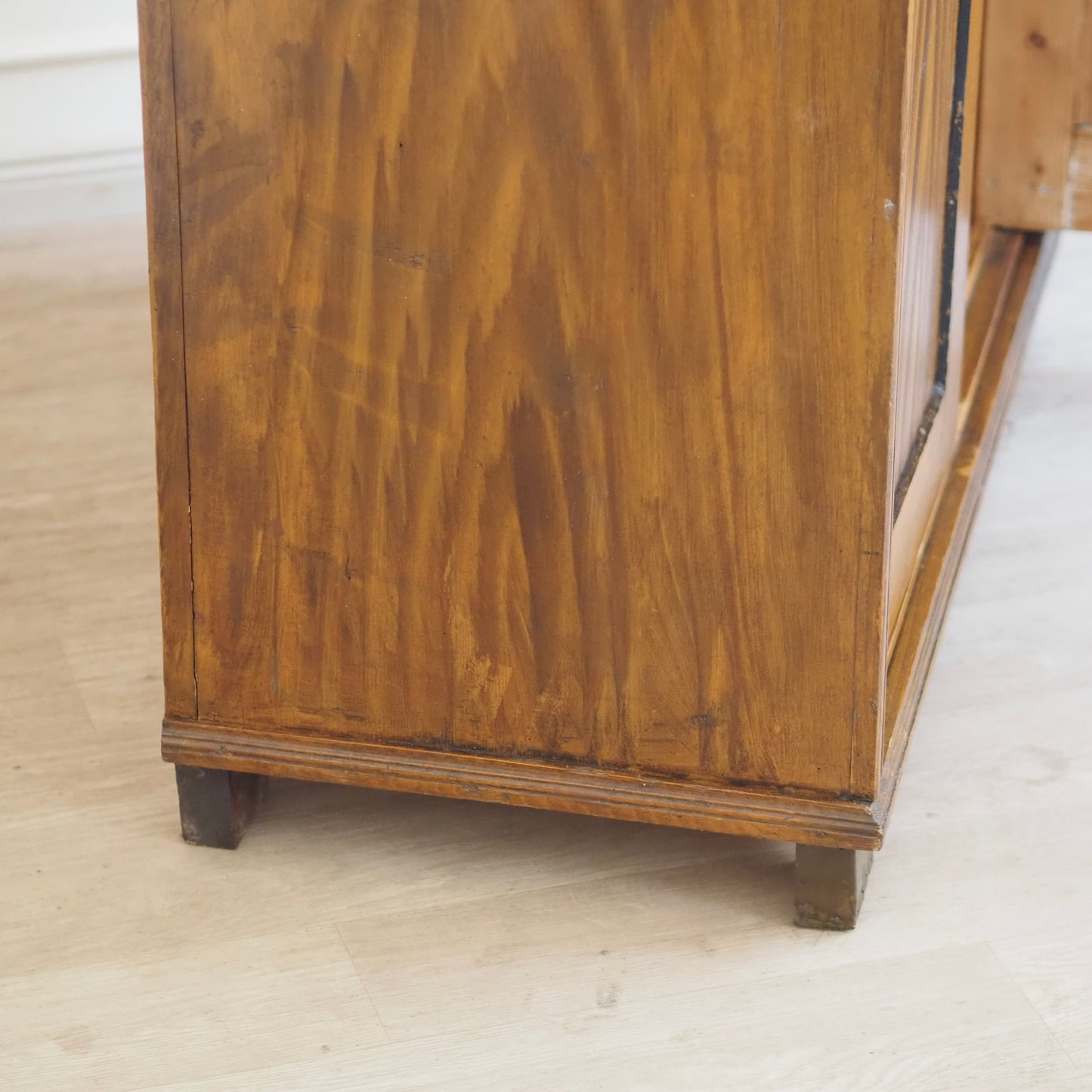 EPOCHE 1920 - Antiker Kleiderschrank mit Bierlasur aus Böhmen