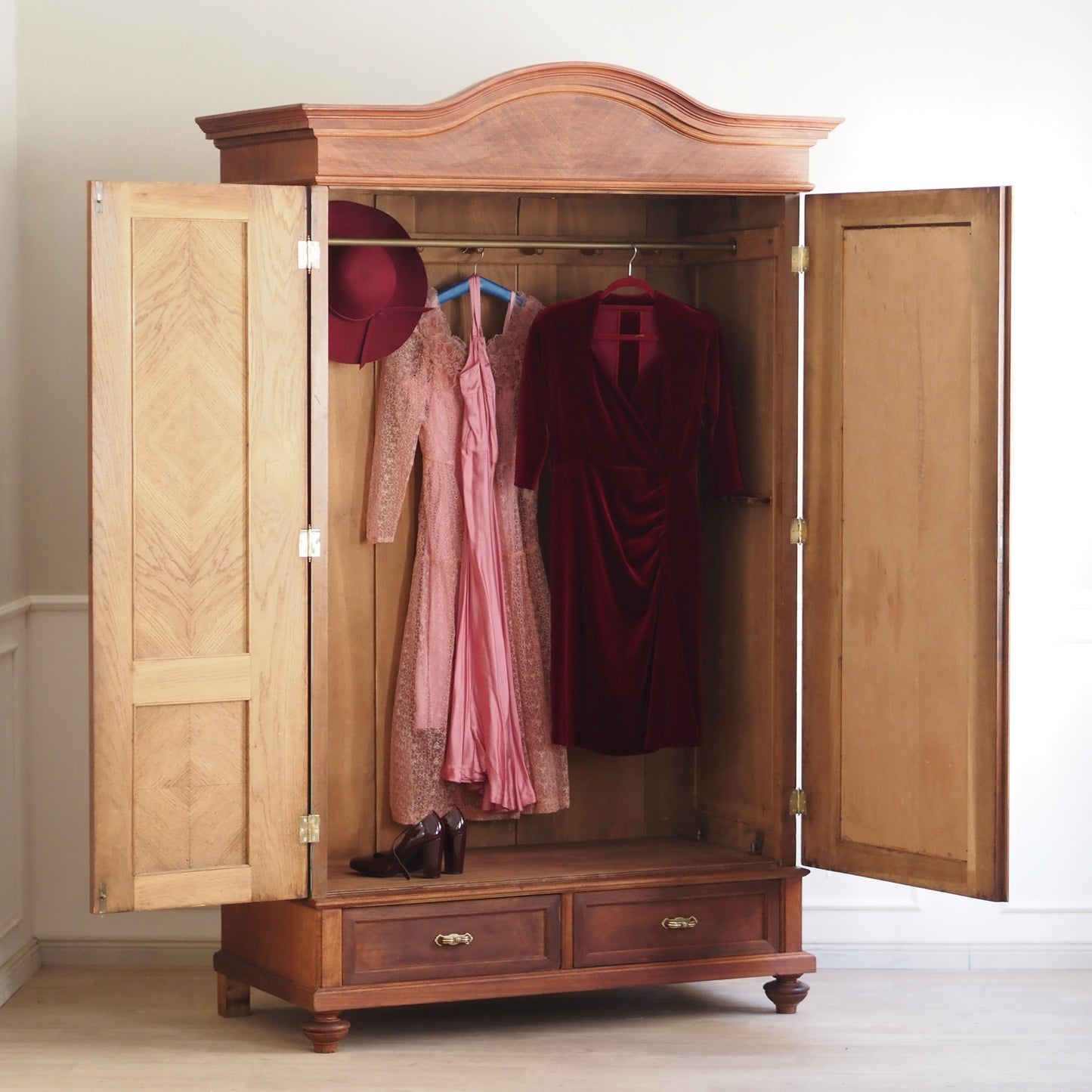EPOCHE 1900 - Antiker Garderoben- Kleiderschrank mit Spiegel, Mahagoni