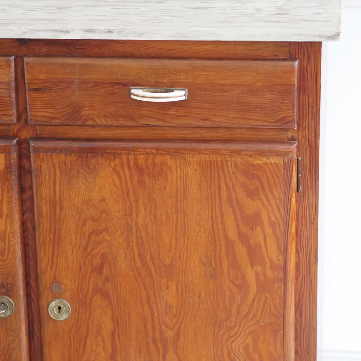 EPOCHE 1930 - Vintage Kommode / Küchenbuffet mit Glasdetails
