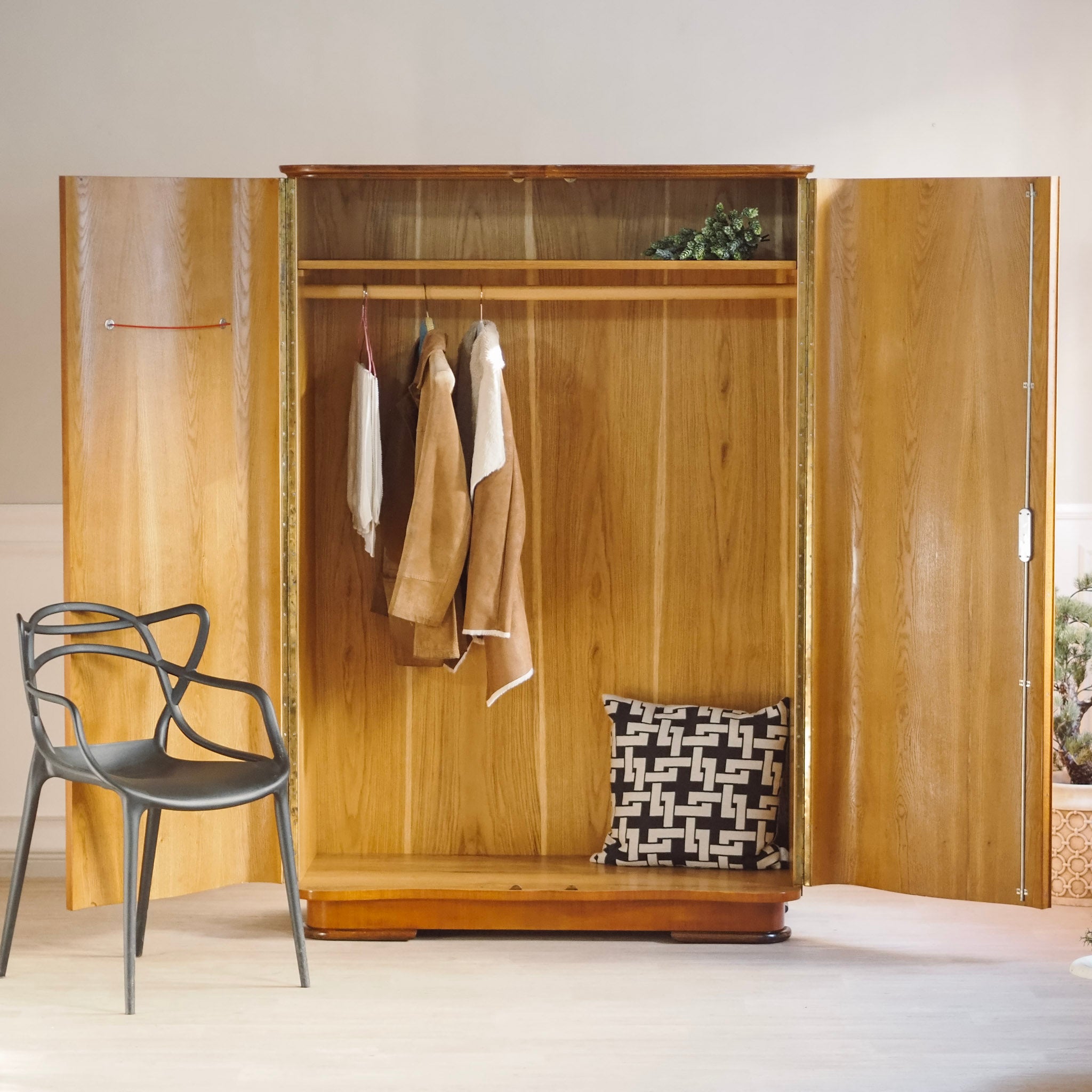 EPOCHE 1950 - Mid Century Kleiderschrank 2-türig sanft geschwungen