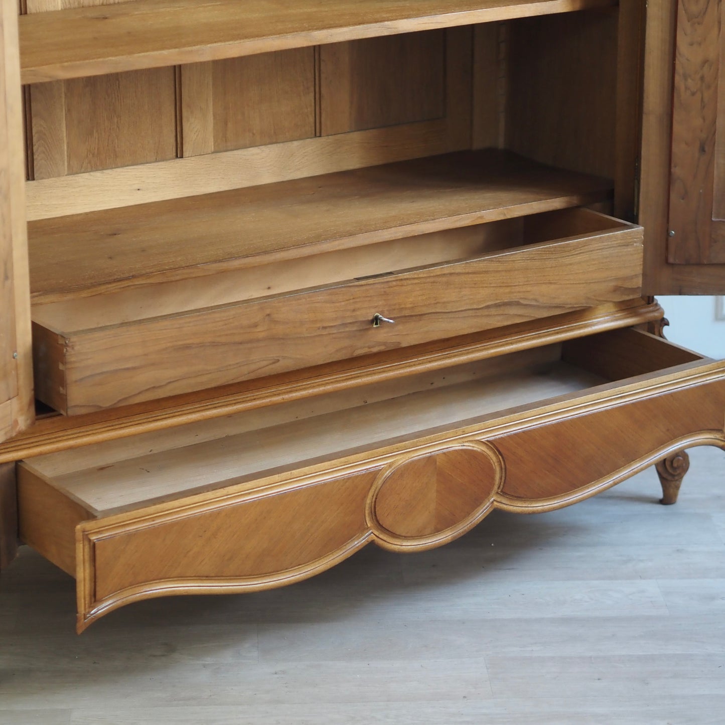 EPOCHE 1890 - Antiker französischer Spiegelschrank im Louis XV Stil