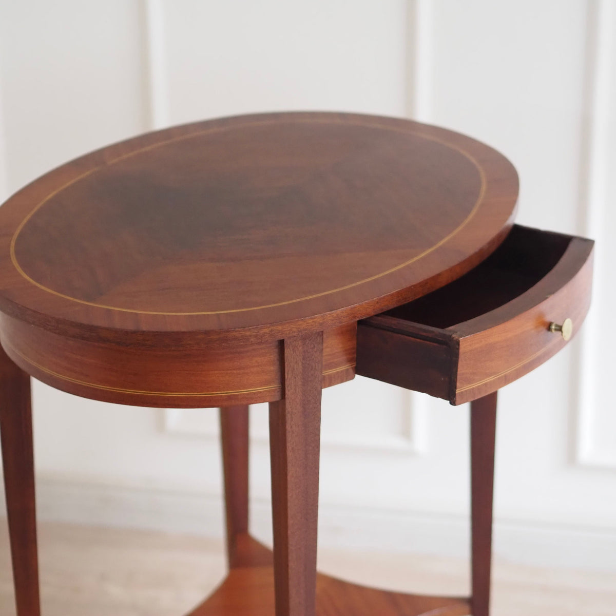 EPOCHE 1900 - Französischer Mahagoni Beistelltisch oval - Louis XVI Stil