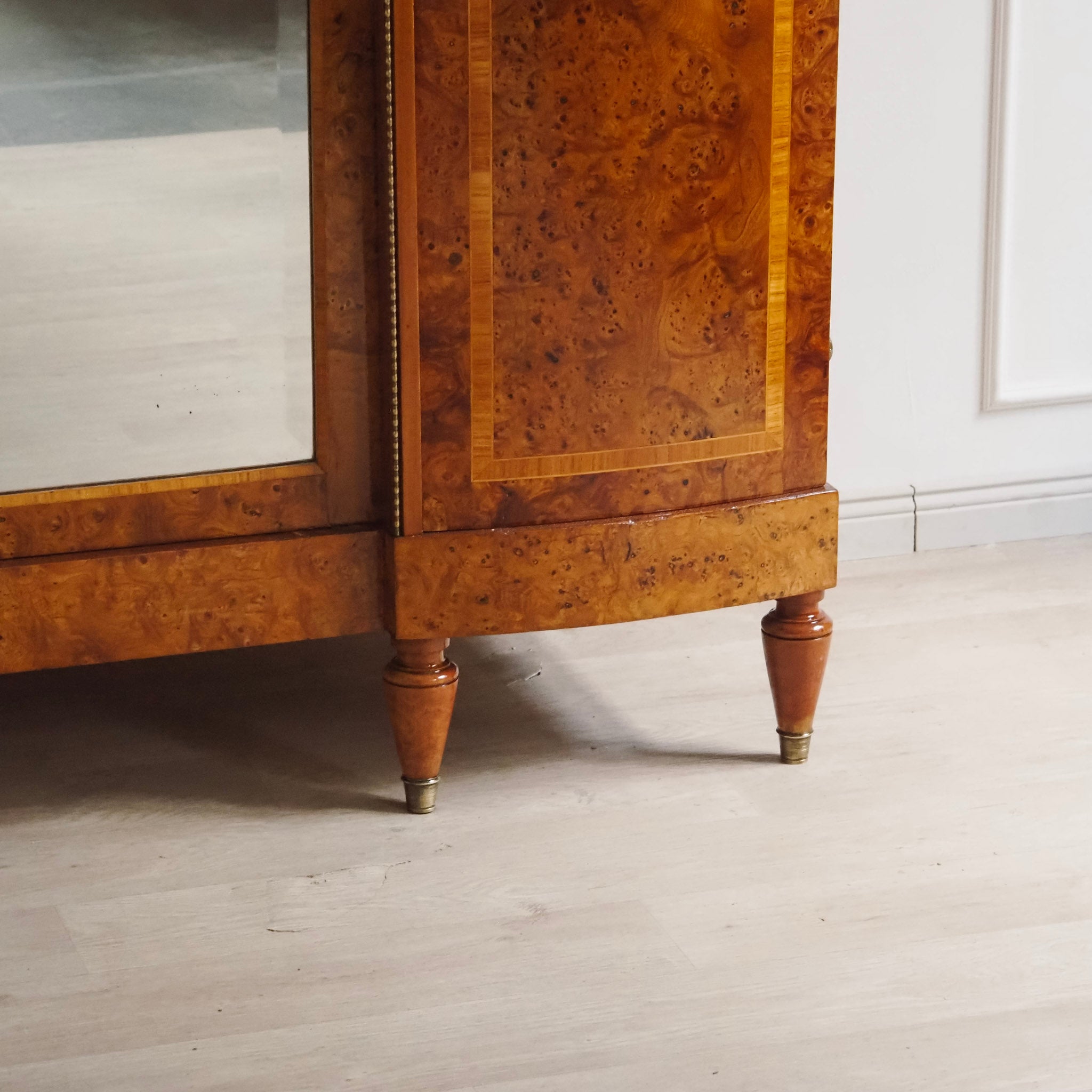 Französischer Kleiderschrank mit Wurzelholz und Intarsien - Großer Spiegel, um 1880–1900