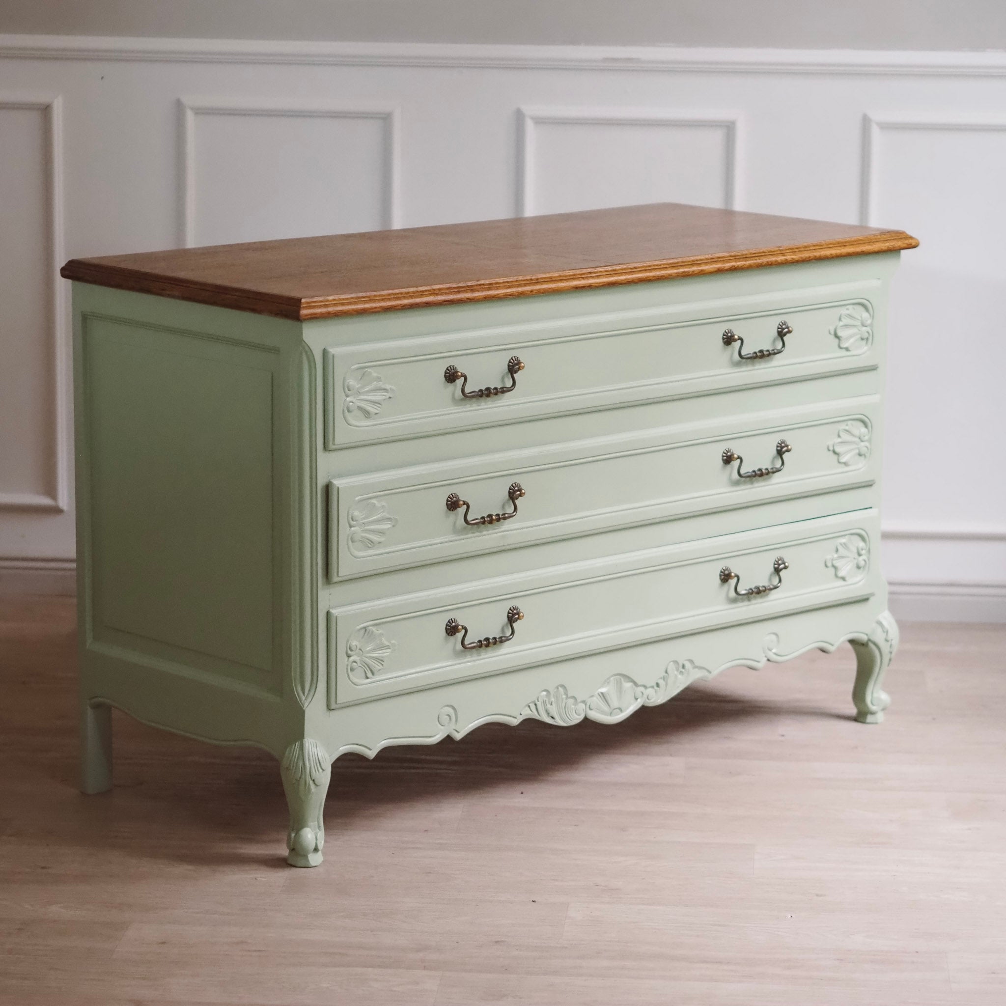 EPOCHE 1920 - Französische Landhaus Kommode patiniert in mintgrün - Louis XV Stil