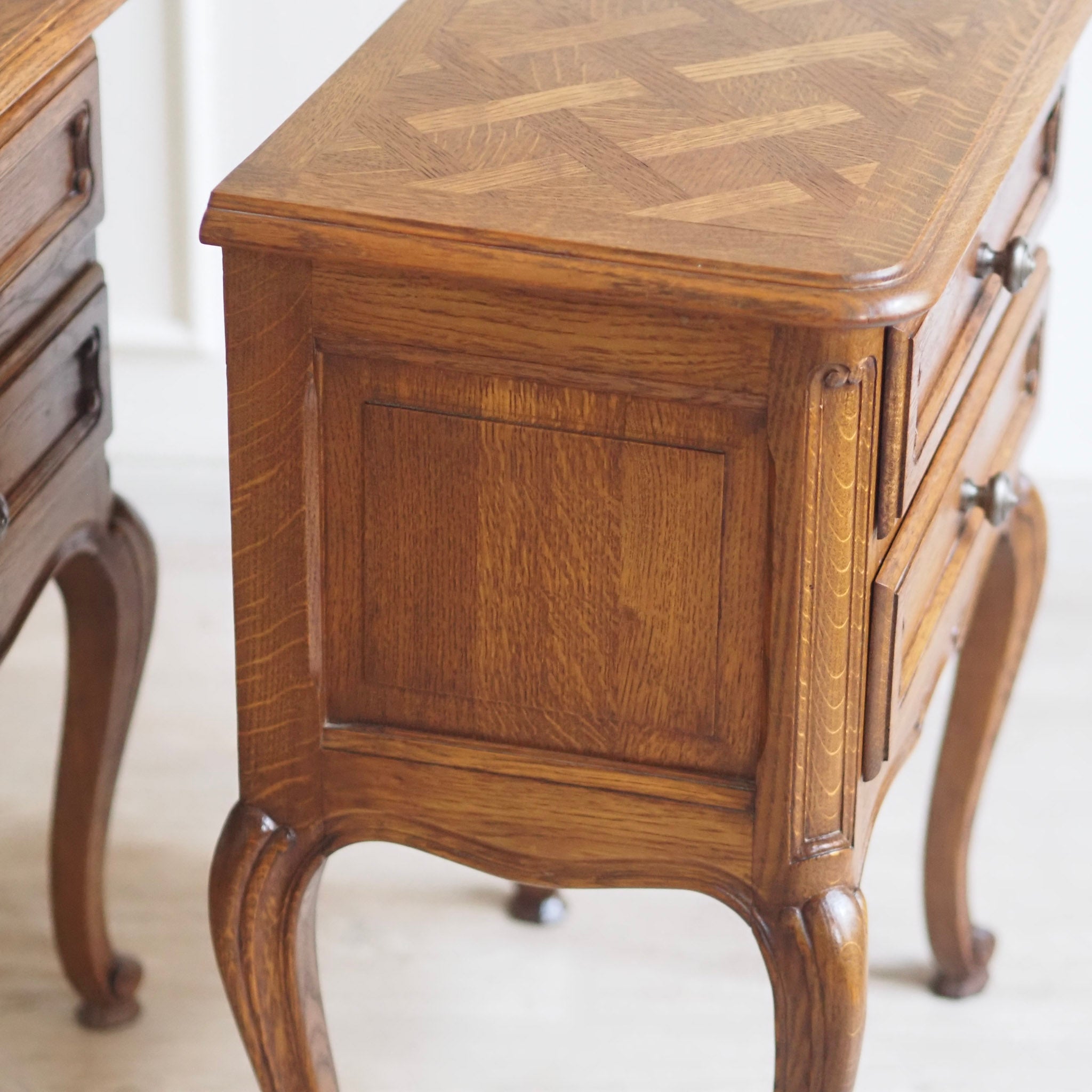 EPOCHE 1920 - Französische Vintage Nachttische - Nachtschrank Set mit Fischgrätmuster