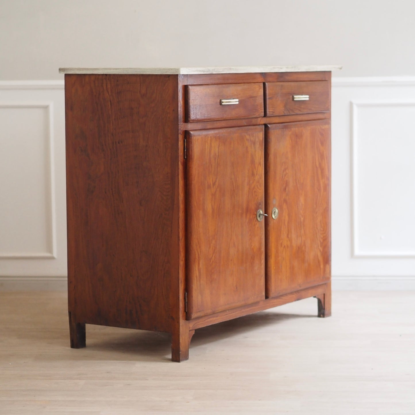 EPOCHE 1930 - Vintage Kommode / Küchenbuffet mit Glasdetails
