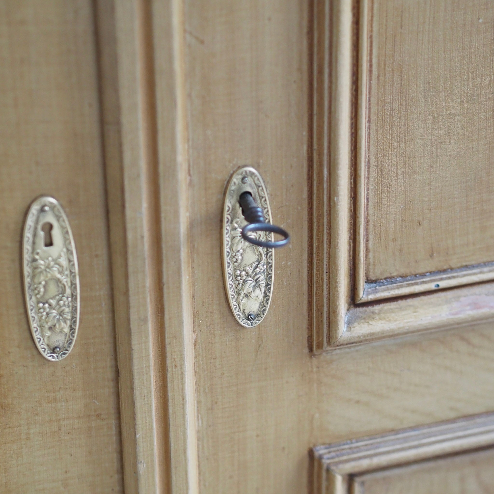 Gründerzeit Schrank mit Aufsatz um 1900