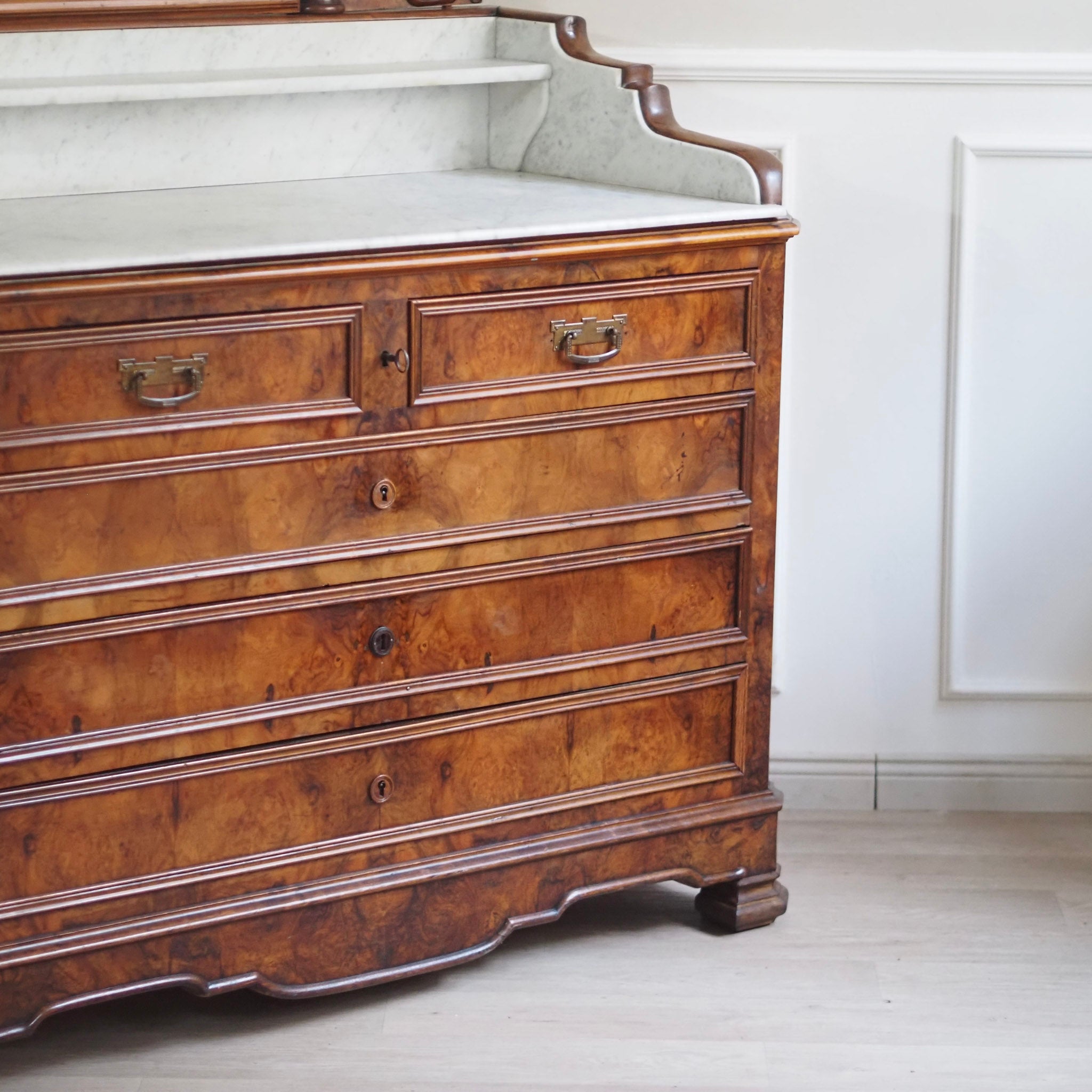 EPOCHE 1880 - Antike Spiegelkommode mit weißem Marmor aus der Gründerzeit