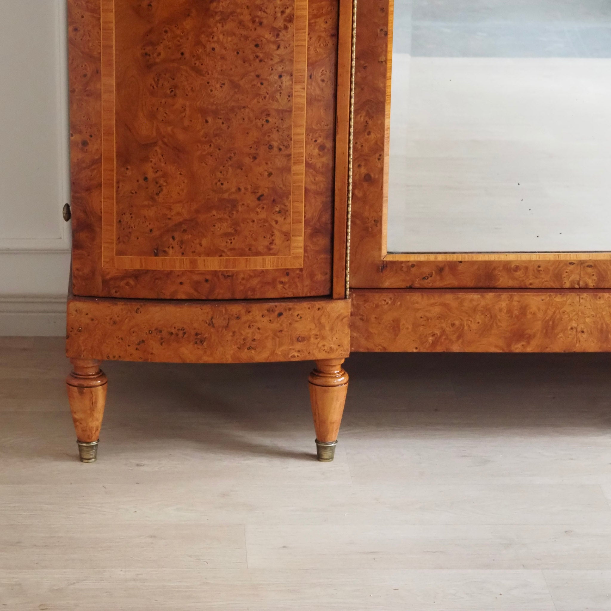 Französischer Kleiderschrank mit Wurzelholz und Intarsien - Großer Spiegel, um 1880–1900