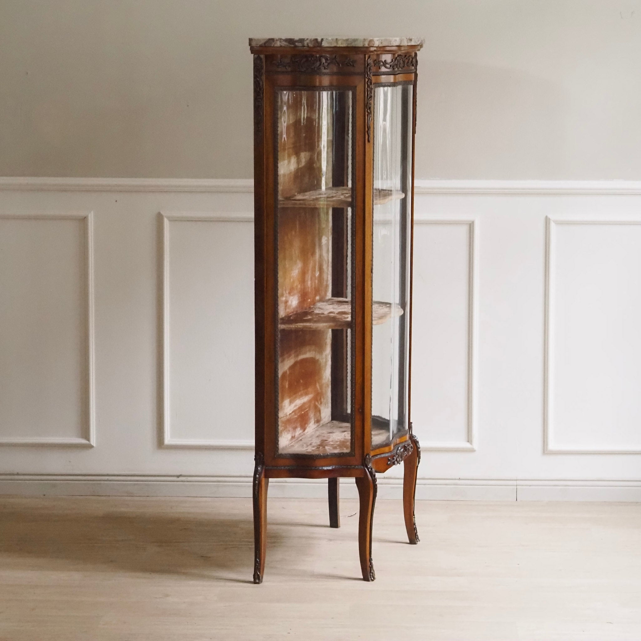 Hohe schmale Vitrine Louis-XV-Stil mit Marmorplatte um 1900 - Frankreich