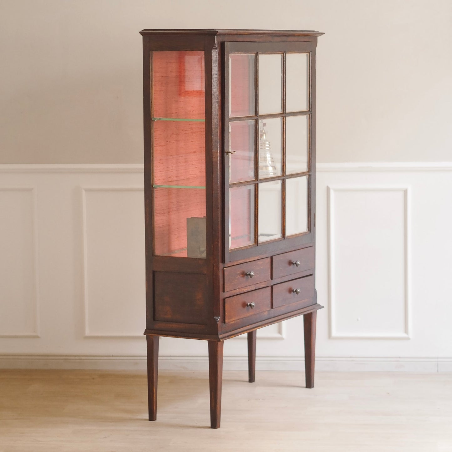 EPOCHE 1900 - Antike Glasvitrine mit Schubladen und rotem Stoff