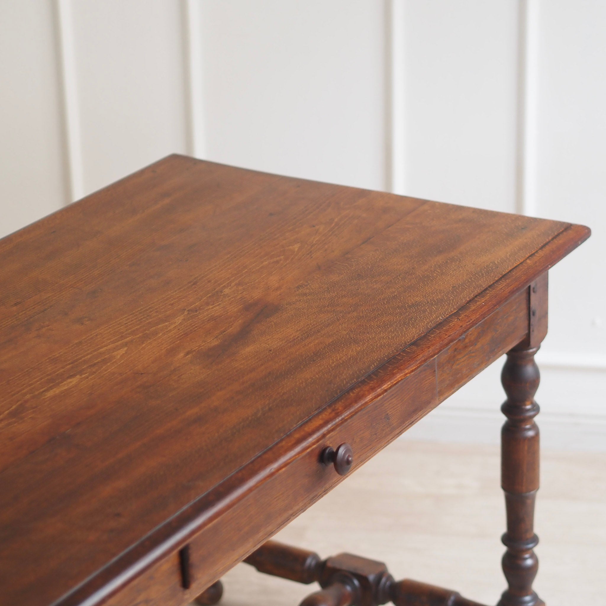 EPOCHE 1890 - Antiker Schreib- Esstisch mit gedrechseltem Gestell