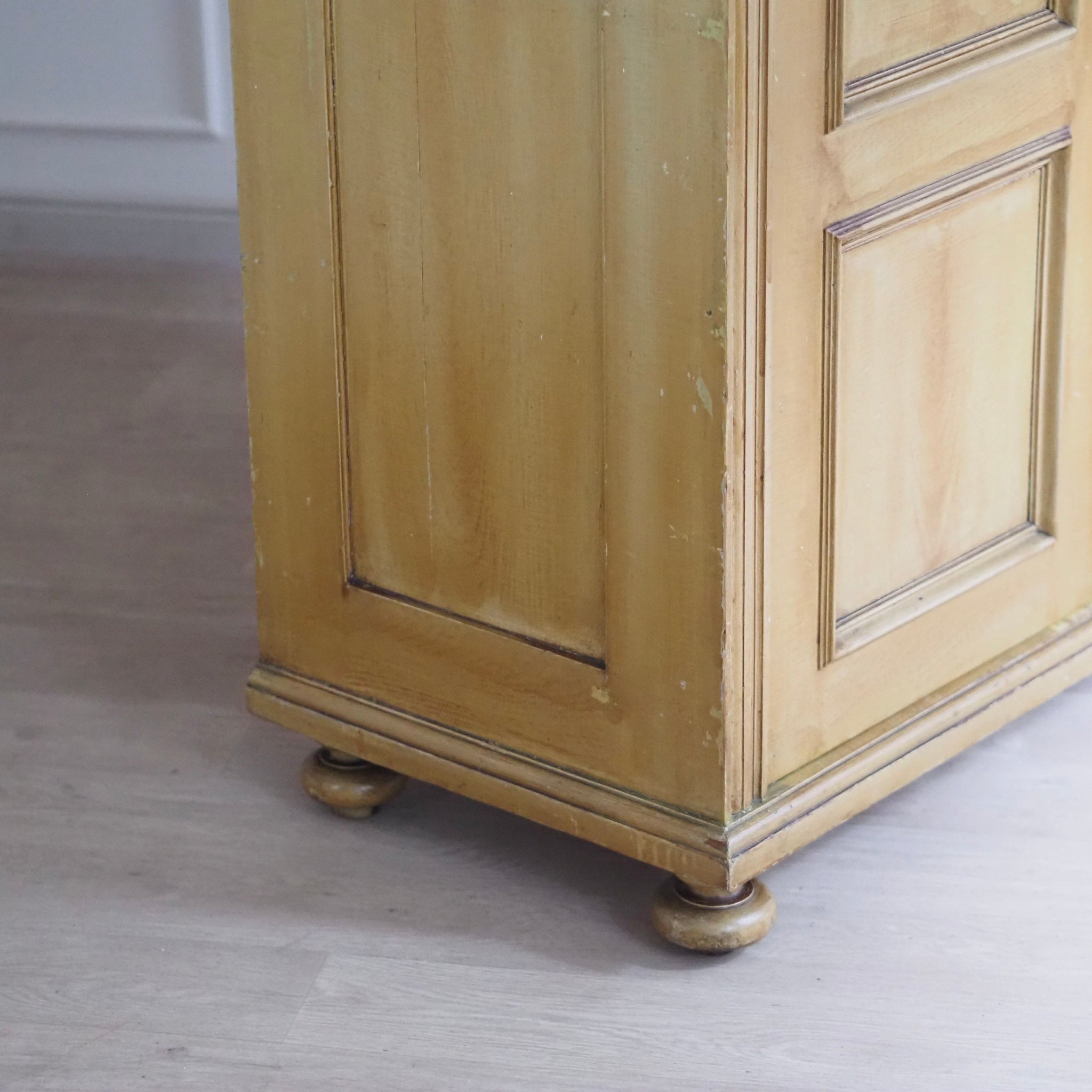 EPOCHE 1900 - Zweitüriger Kleider- Garderobenschrank mit Bierlasur um 1900