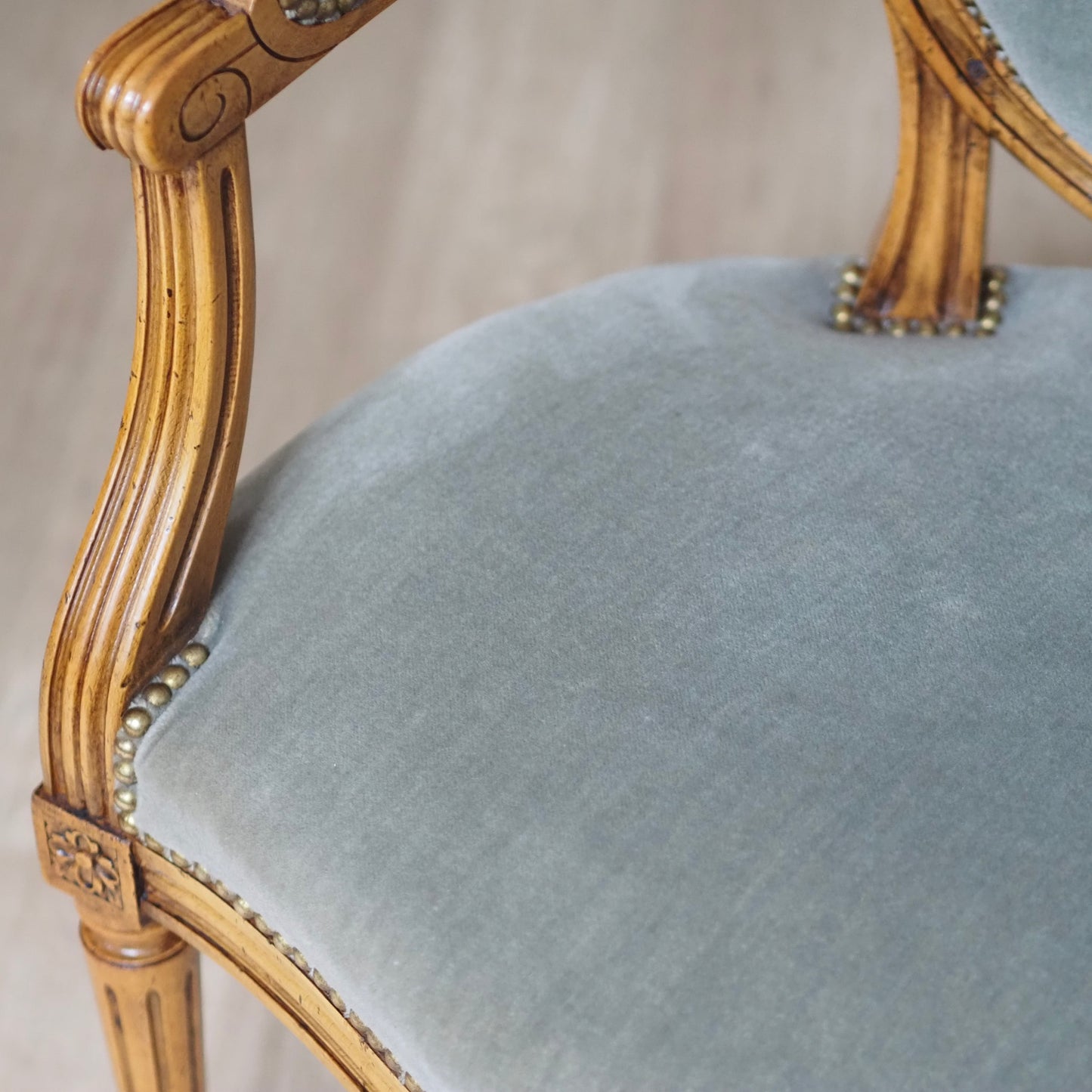 EPOCHE 1890 - Französische Louis XVI Sessel mit graugrünem Samt, Set