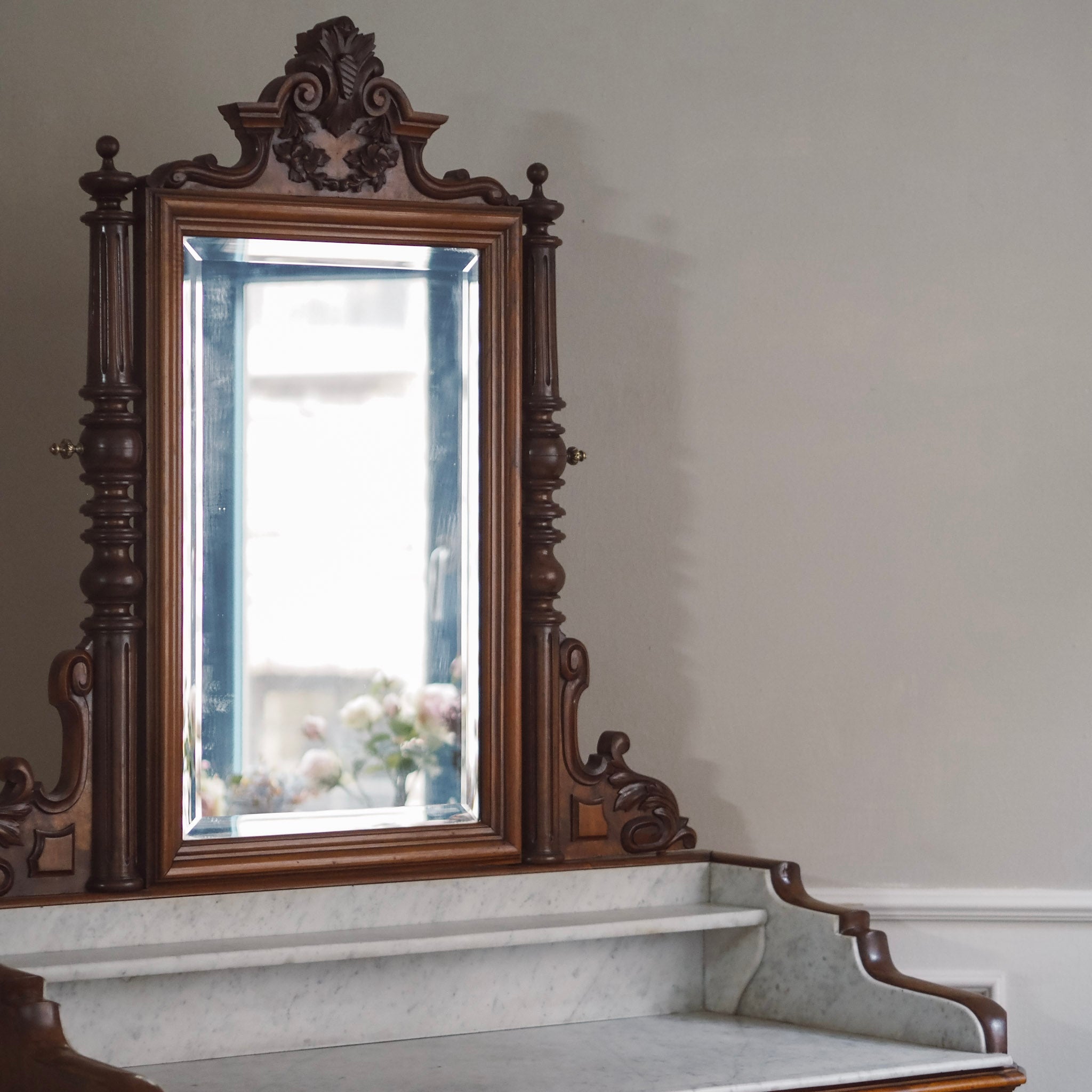 EPOCHE 1880 - Antike Spiegelkommode mit weißem Marmor aus der Gründerzeit