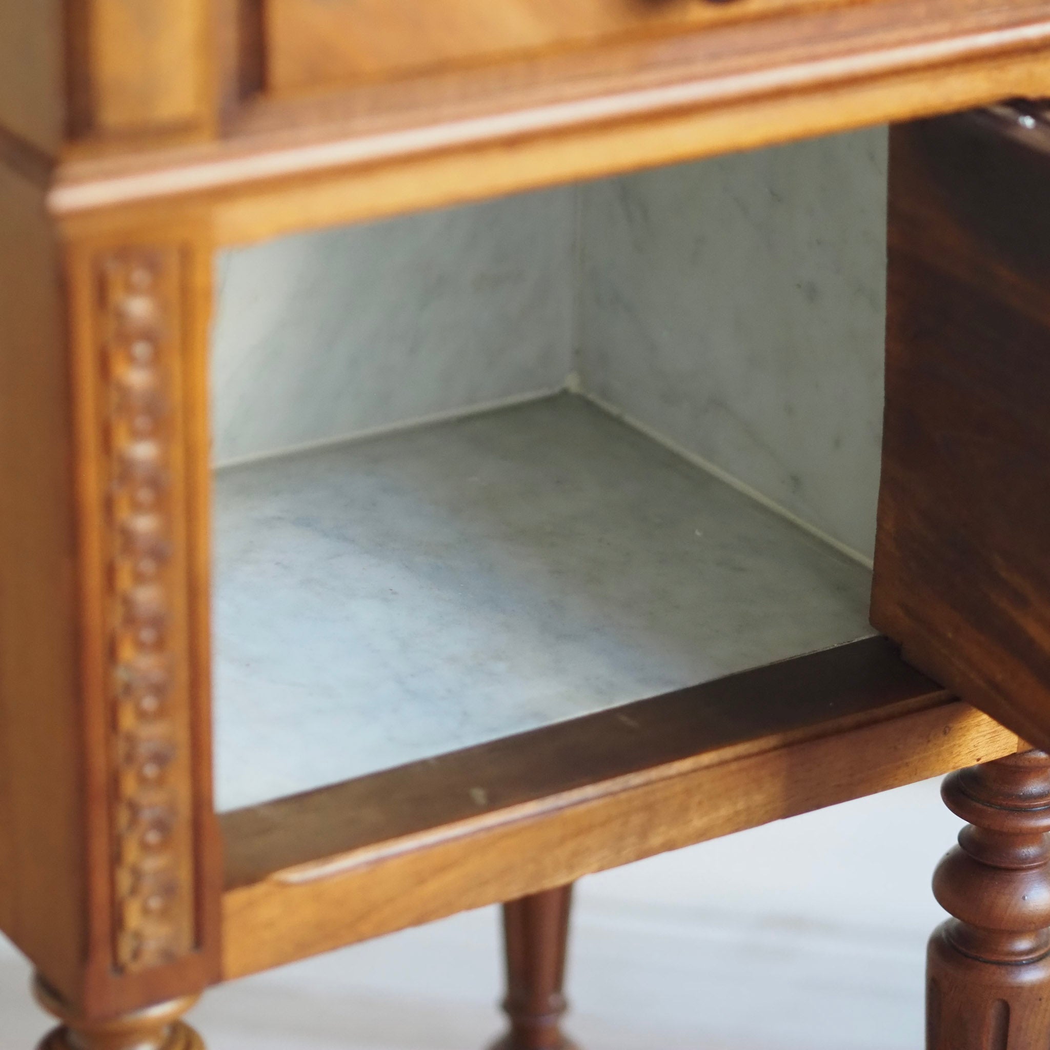 EPOCHE 1890 - Antiker Nachtschrank mit Marmorplatte und Marmorauskleidung - Gründerzeit