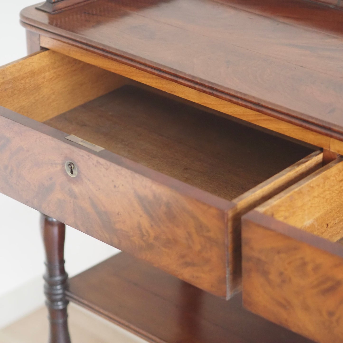EPOCHE 1890 - Französicher Mahagoni Konsolentisch Etagere