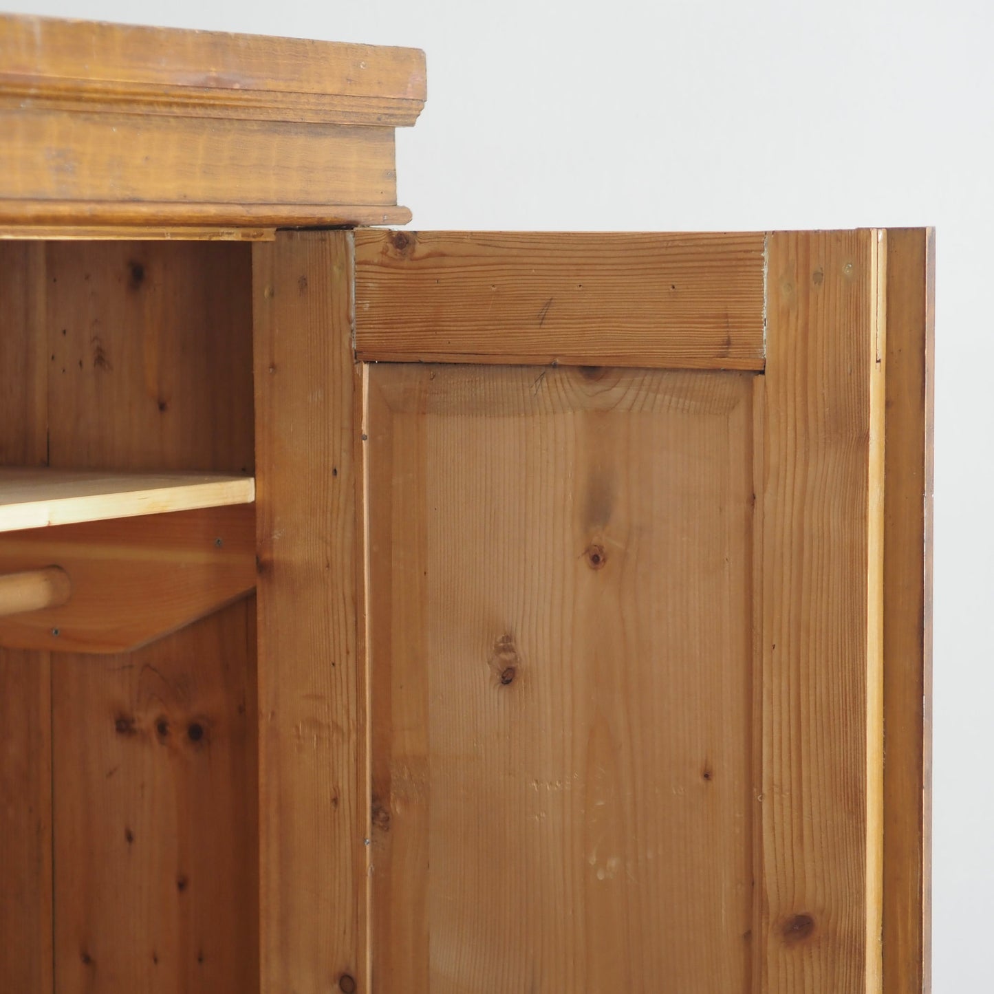 EPOCHE 1920 - Antiker Kleiderschrank mit Bierlasur aus Böhmen