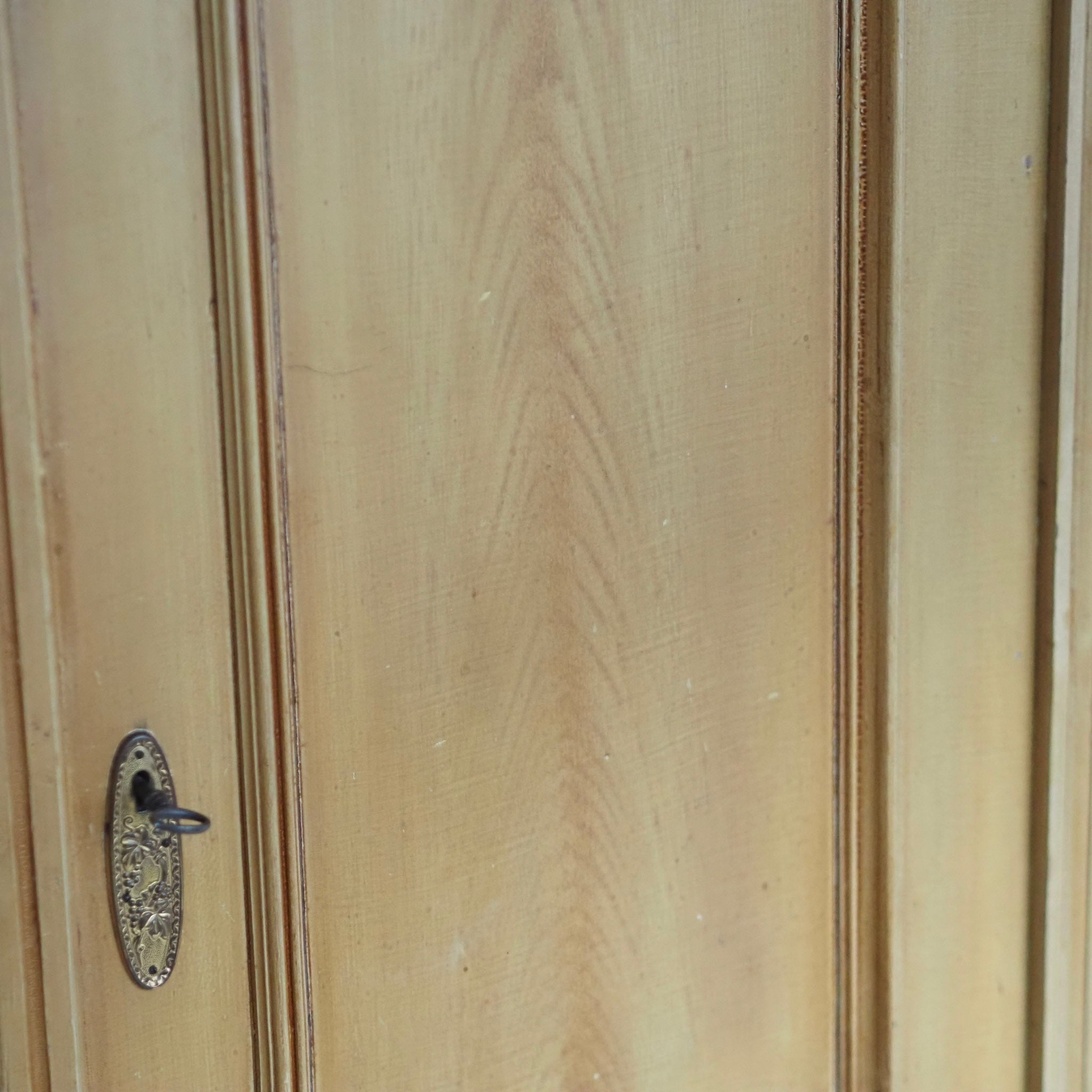 EPOCHE 1900 - Zweitüriger Kleider- Garderobenschrank mit Bierlasur um 1900