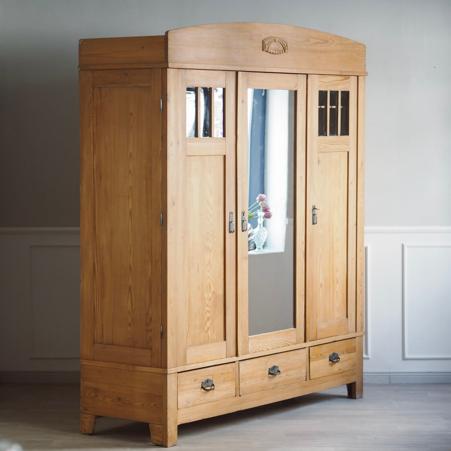 EPOCHE 1910 - Kleiderschrank Jugendstil Weichholz 3-türig mit Spiegel & Sprossenfenster