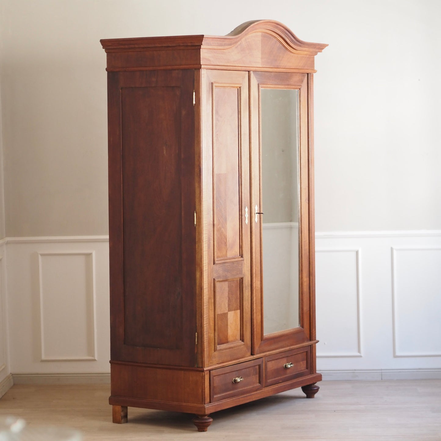 EPOCHE 1900 - Antiker Garderoben- Kleiderschrank mit Spiegel, Mahagoni