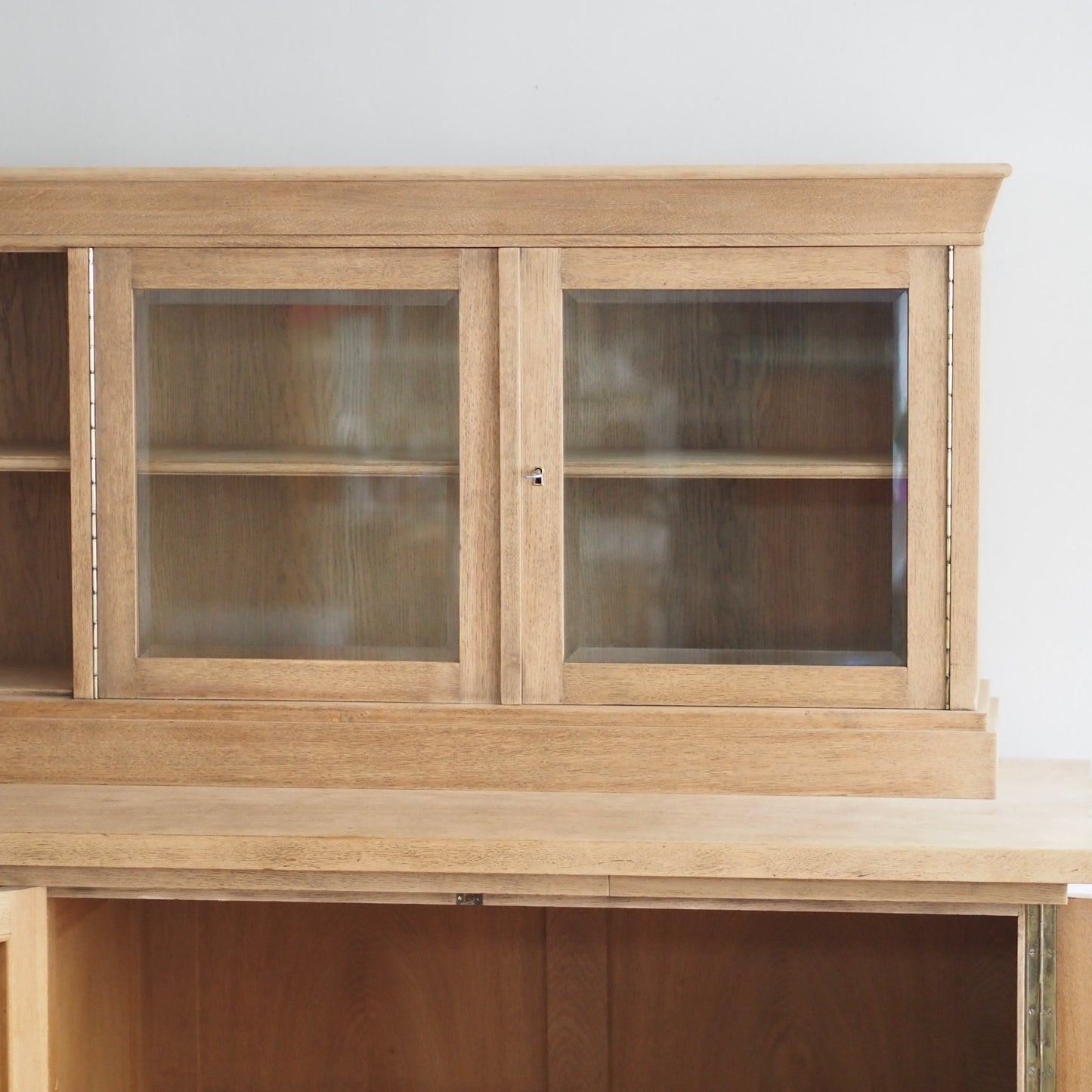 EPOCHE 1930 - Große Landhaus Anrichte / Buffet / Vitrinenschrank aus heller Eiche