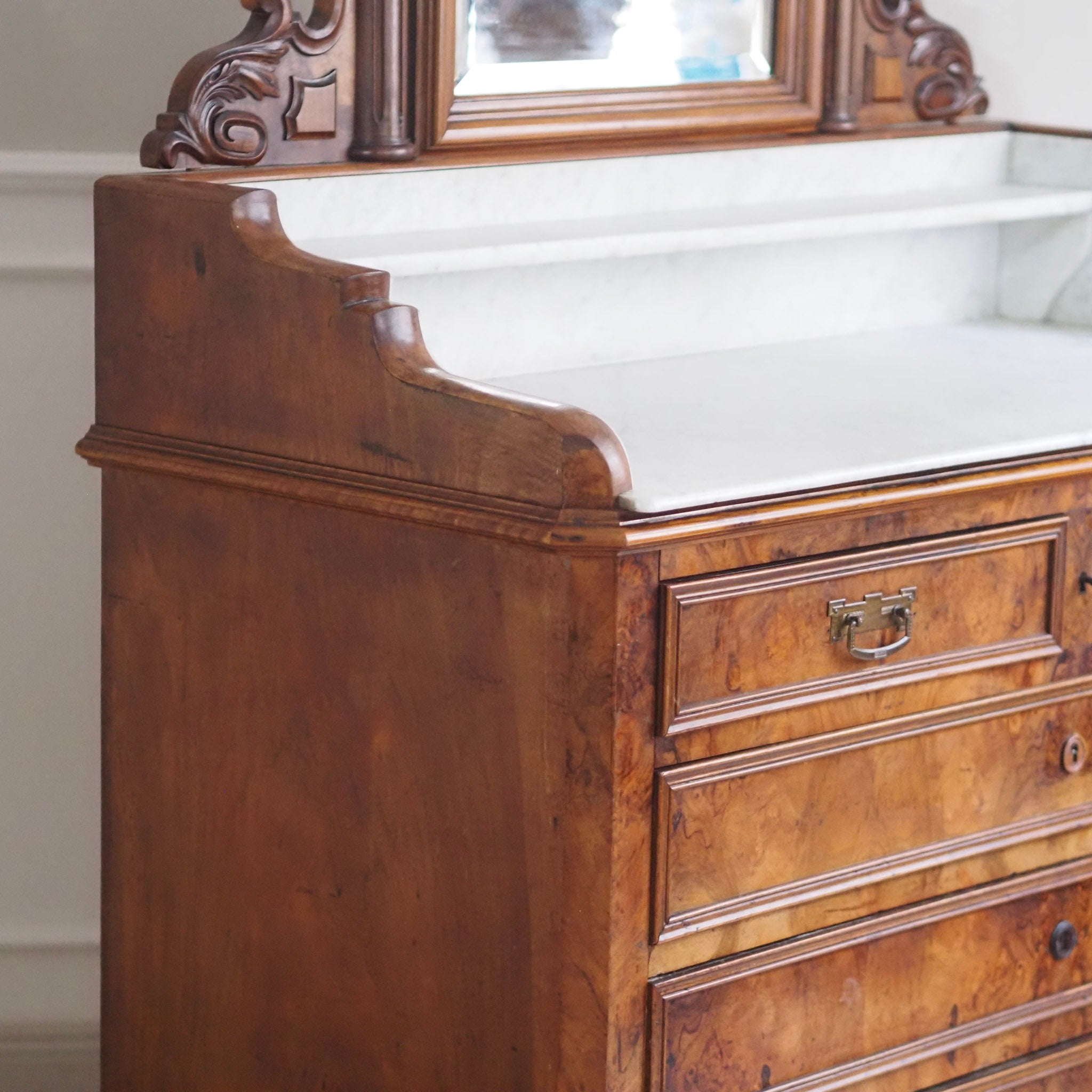 EPOCHE 1880 - Antike Spiegelkommode mit weißem Marmor aus der Gründerzeit