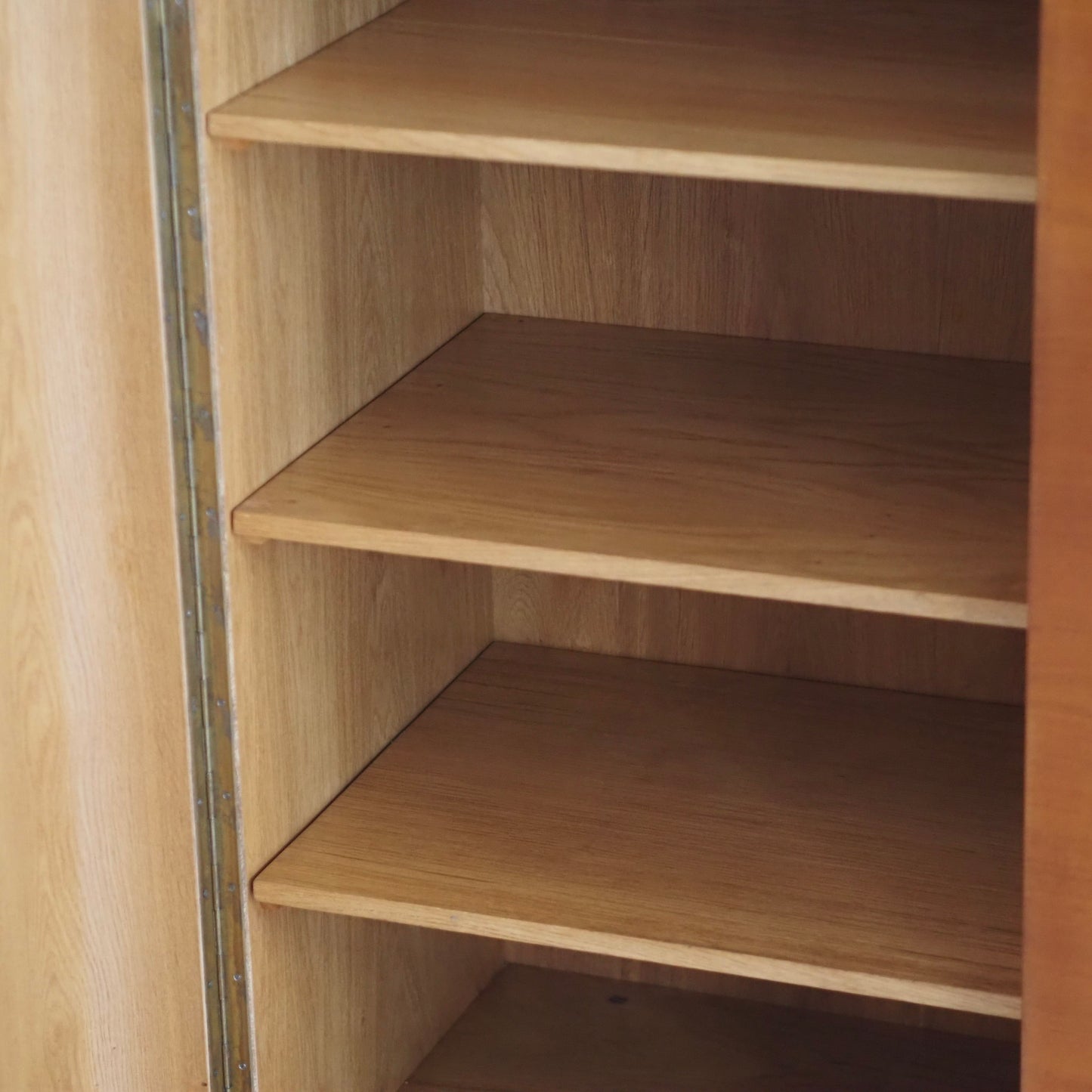 EPOCHE 1950 - Großer Mid Century Kleiderschrank 3-türig sanft geschwungen
