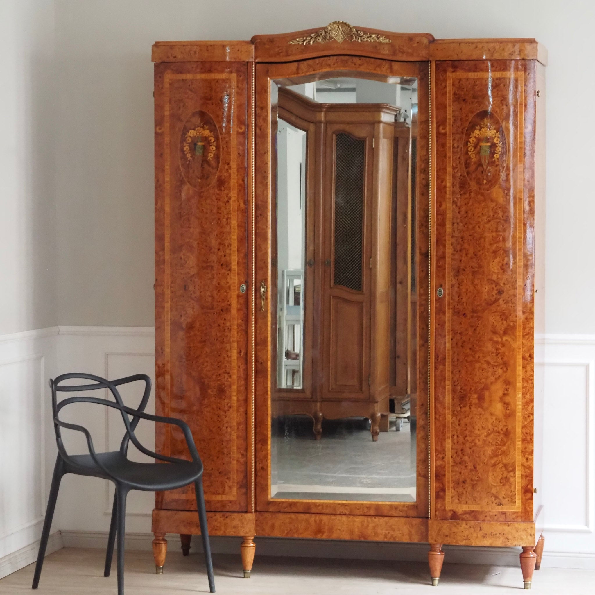 Französischer Kleiderschrank mit Wurzelholz und Intarsien - Großer Spiegel, um 1880–1900