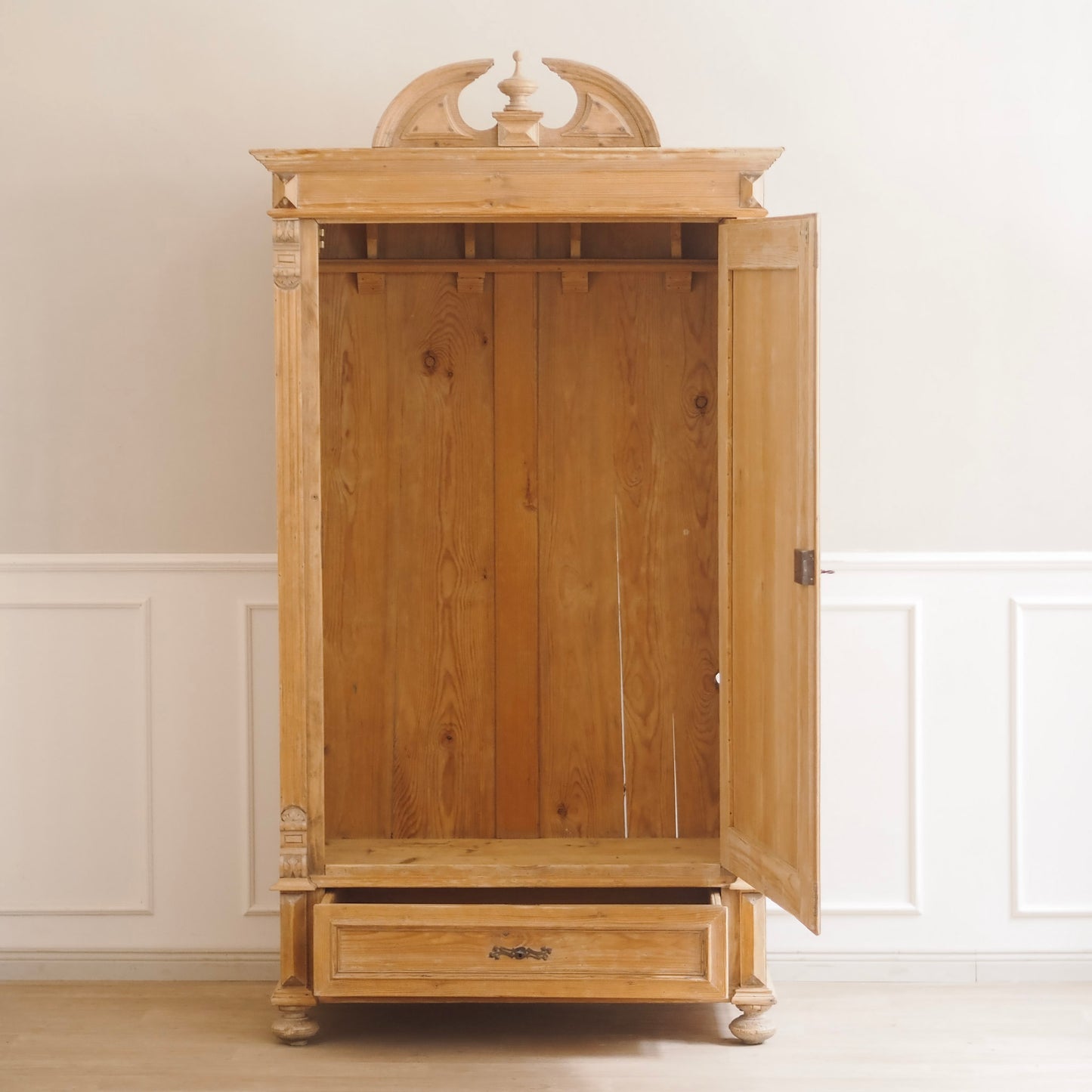 EPOCHE 1890 - Antiker Weichholz Gründerzeit Kleiderschrank mit Kleiderhaken