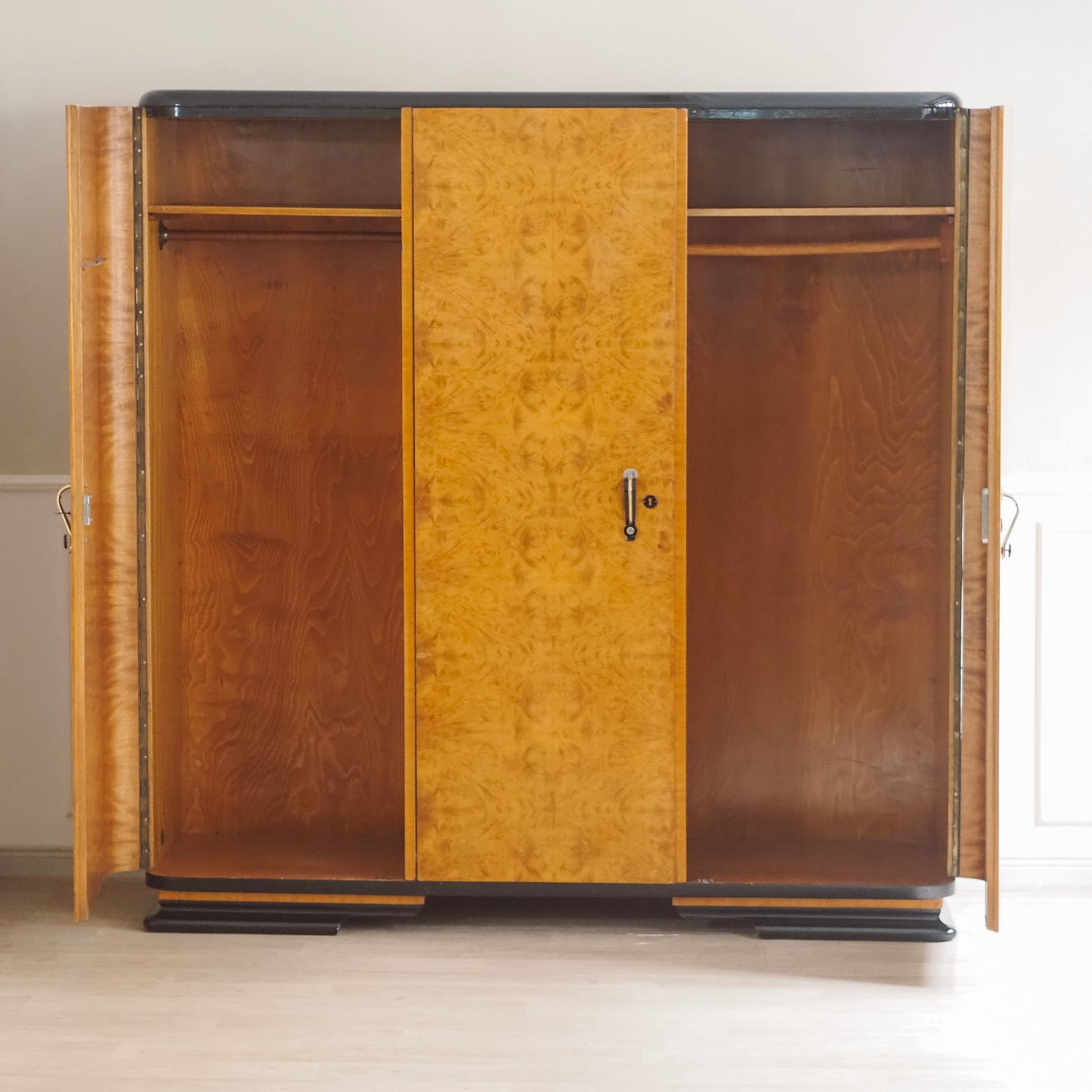 EPOCHE 1940 - Art-Déco Dreitüriger Kleiderschrank mit Wurzelholzfurnier