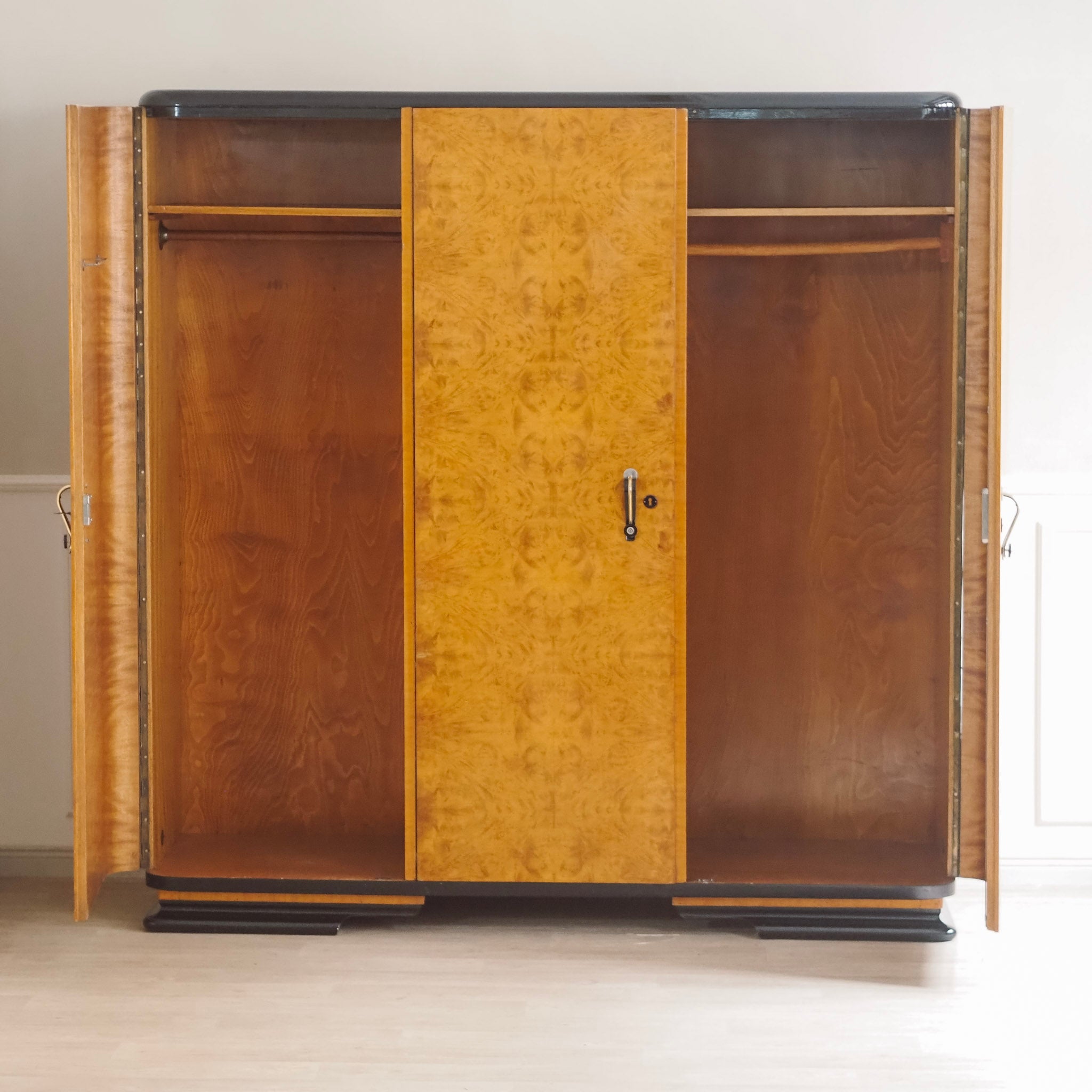 EPOCHE 1940 - Art-Déco Dreitüriger Kleiderschrank mit Wurzelholzfurnier