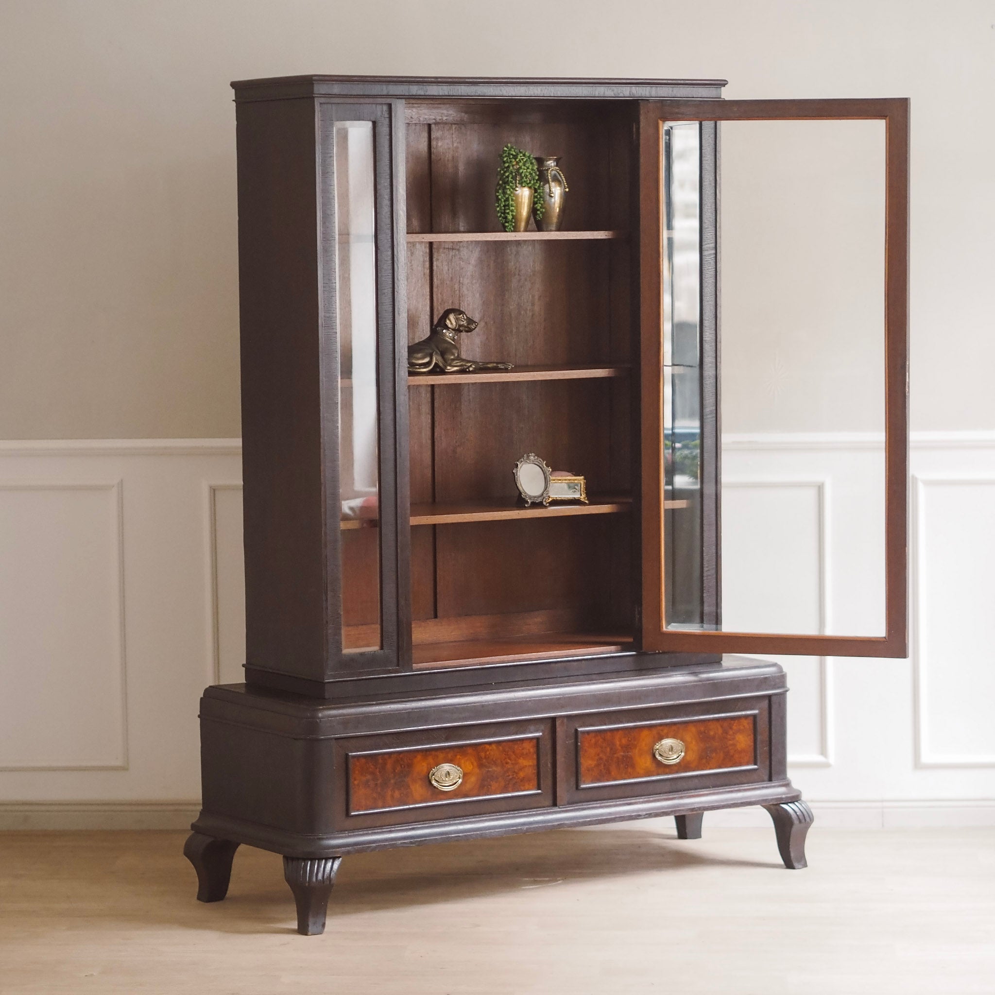 EPOCHE 1930 - Antike Vitrine mit Intarsien und geschliffenem Glas