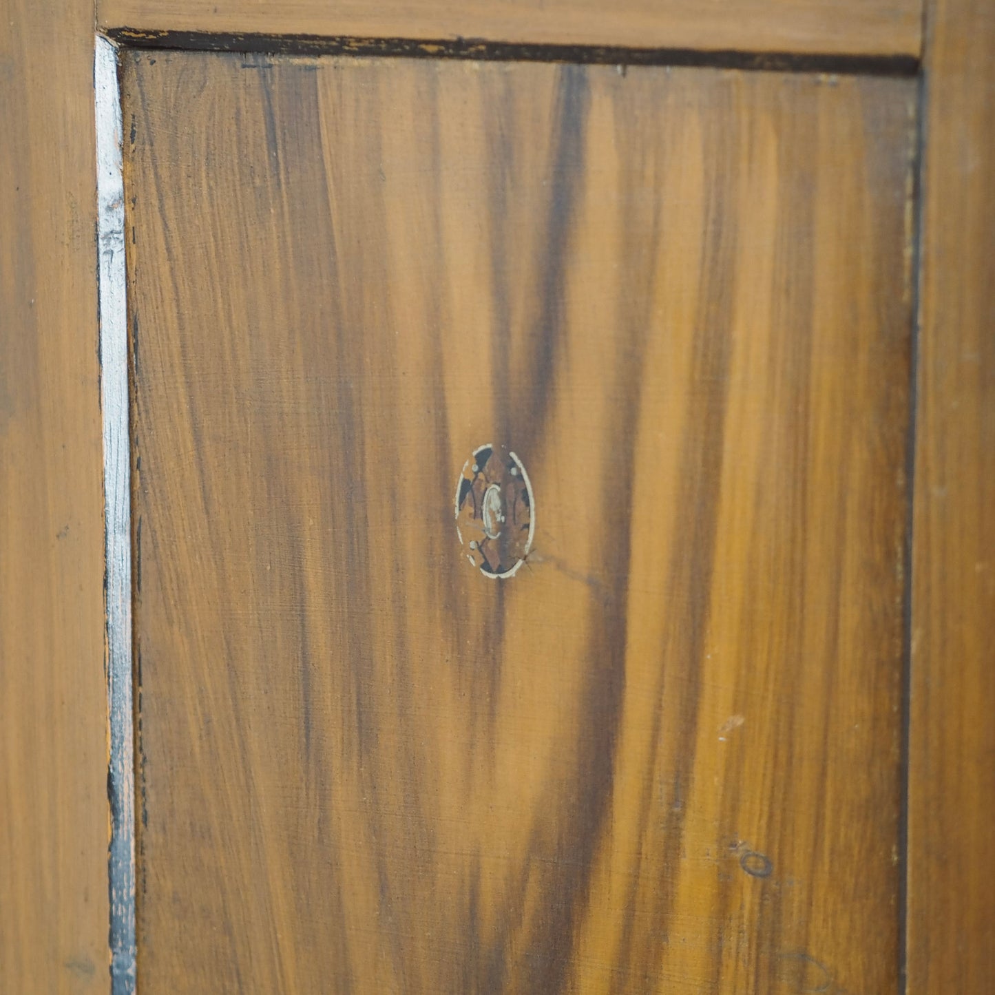 EPOCHE 1920 - Antiker Kleiderschrank mit Bierlasur aus Böhmen