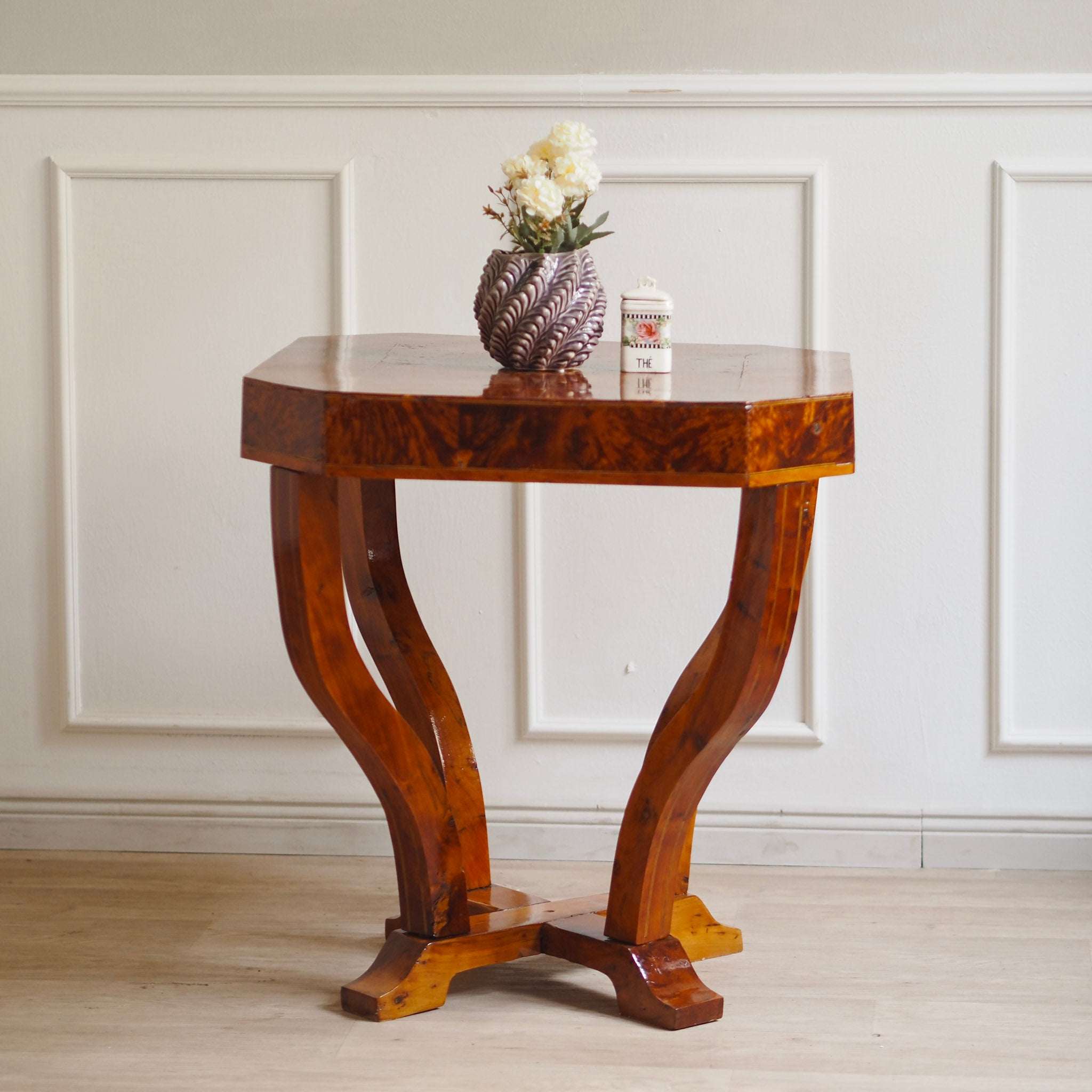 EPOCHE 1920 - Art Déco Beistelltisch mit Sternintarsie aus Frankreich