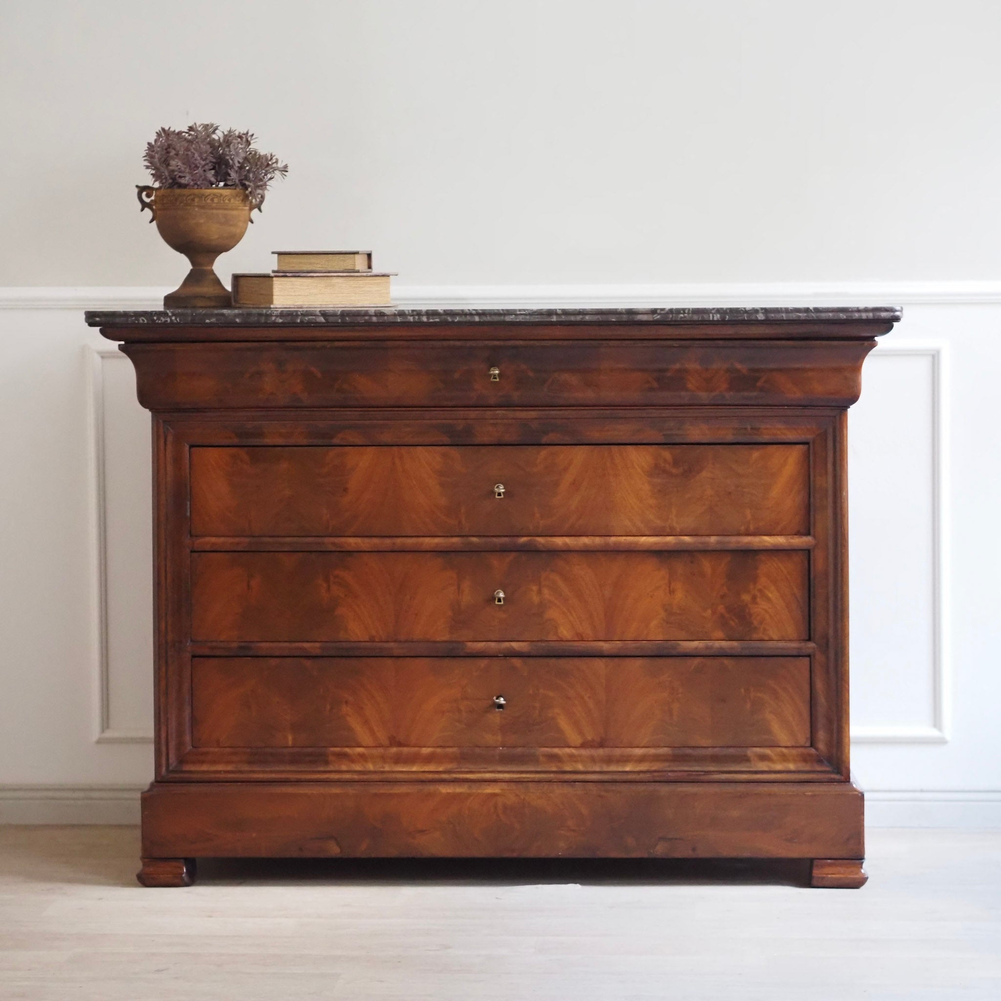 EPOCHE 1850 - Französische Kommode mit schwarzem Marmor - Louis-Philippe, Mahagoni