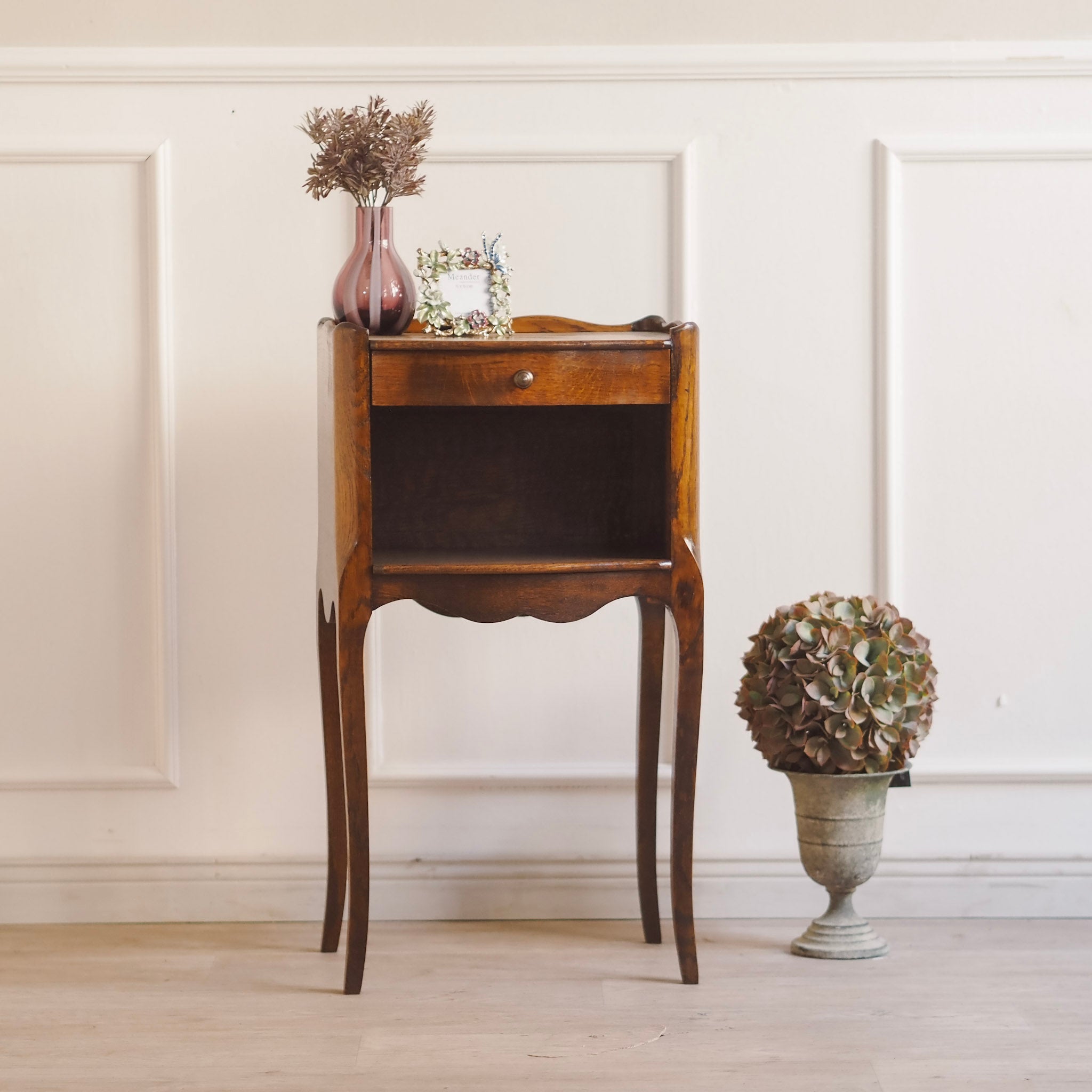 EPOCHE 1930 - Filigraner französischer Nachttisch aus Eiche, Louis XV