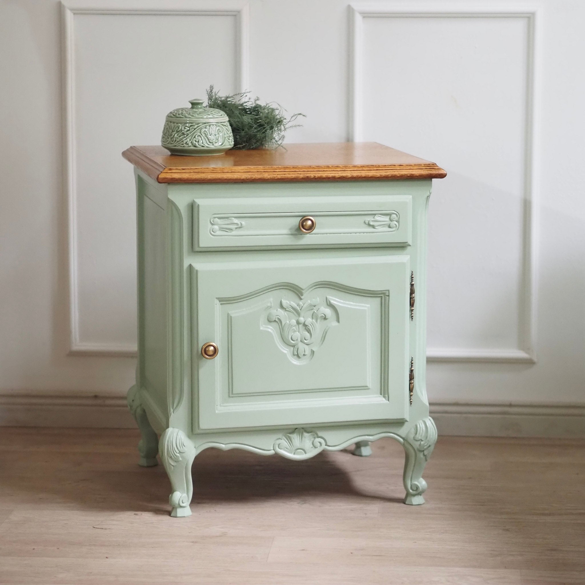 EPOCHE 1920 - Französischer Nachttisch im Landhaus Stil, Nachtschrank in mintgrün
