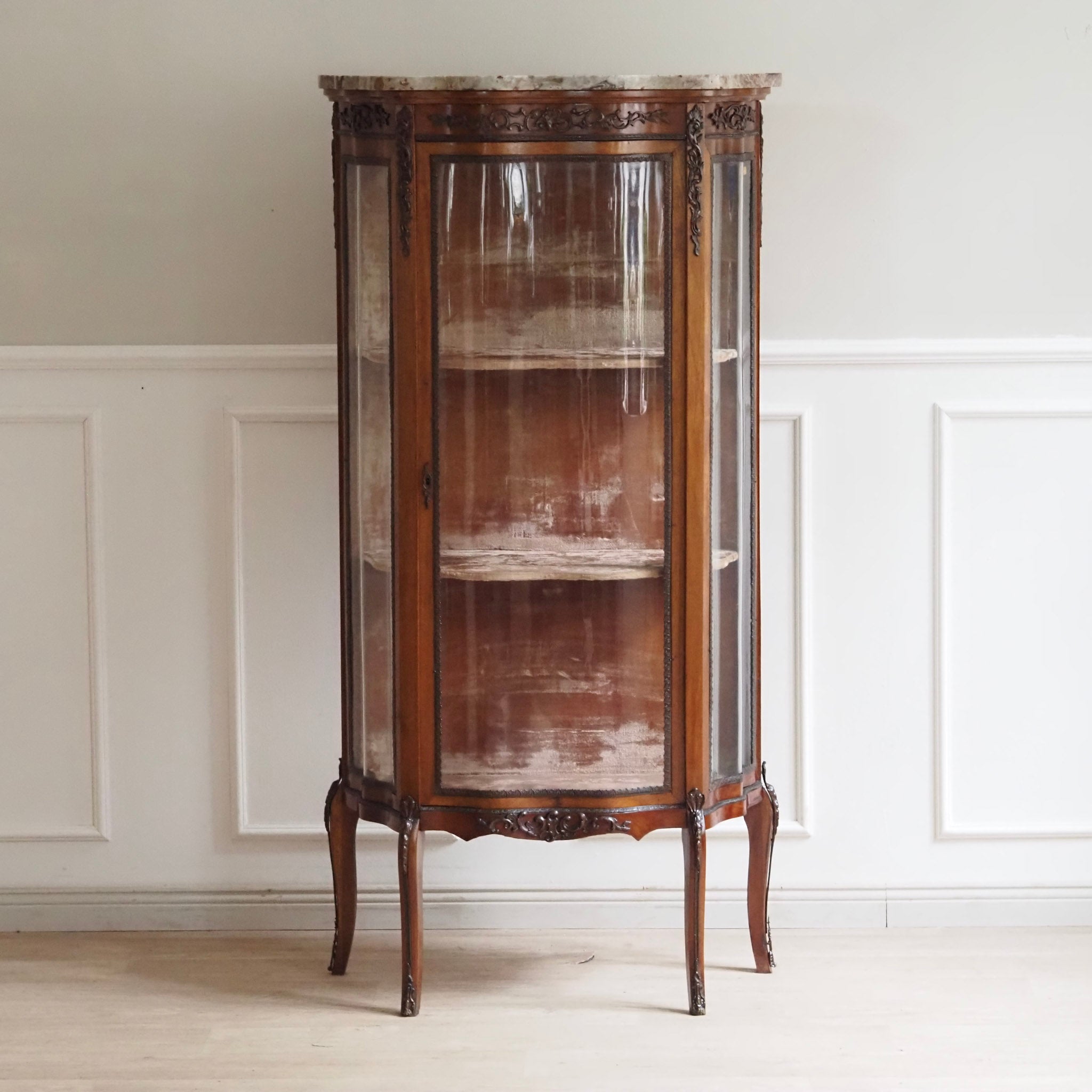 Hohe schmale Vitrine Louis-XV-Stil mit Marmorplatte um 1900 - Frankreich