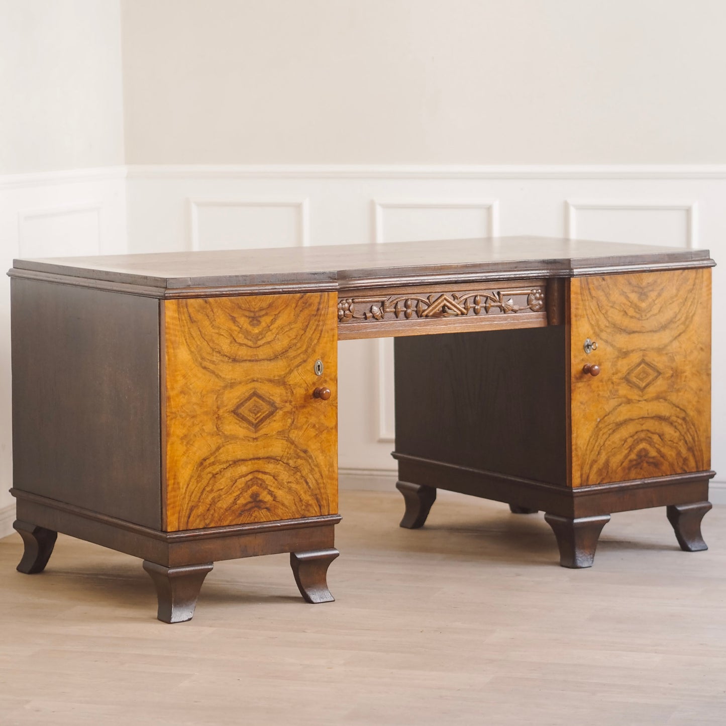 EPOCHE 1920 - Großer Art-Déco-Schreibtisch mit Nussbaumwurzel-Furnier