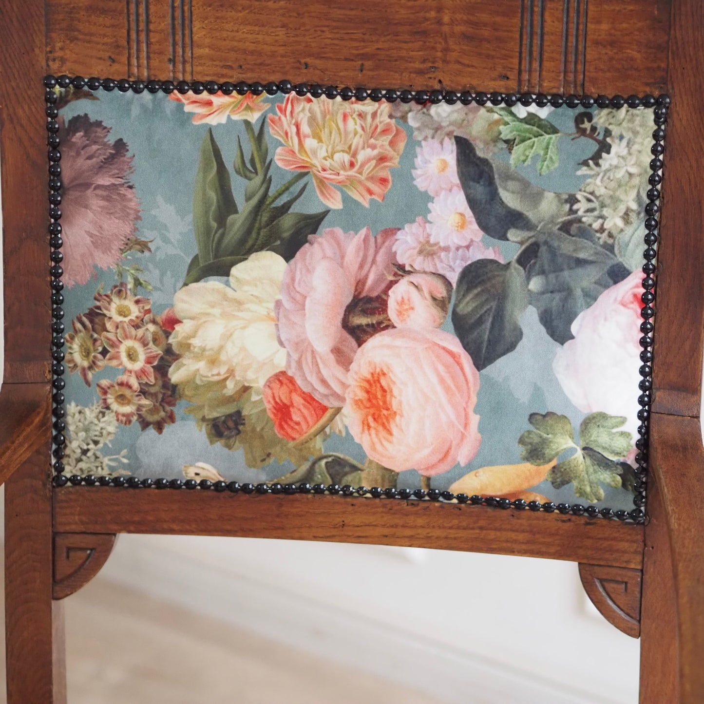 EPOCHE 1910 - Jugendstil Armlehnstuhl mit floraler Polsterung