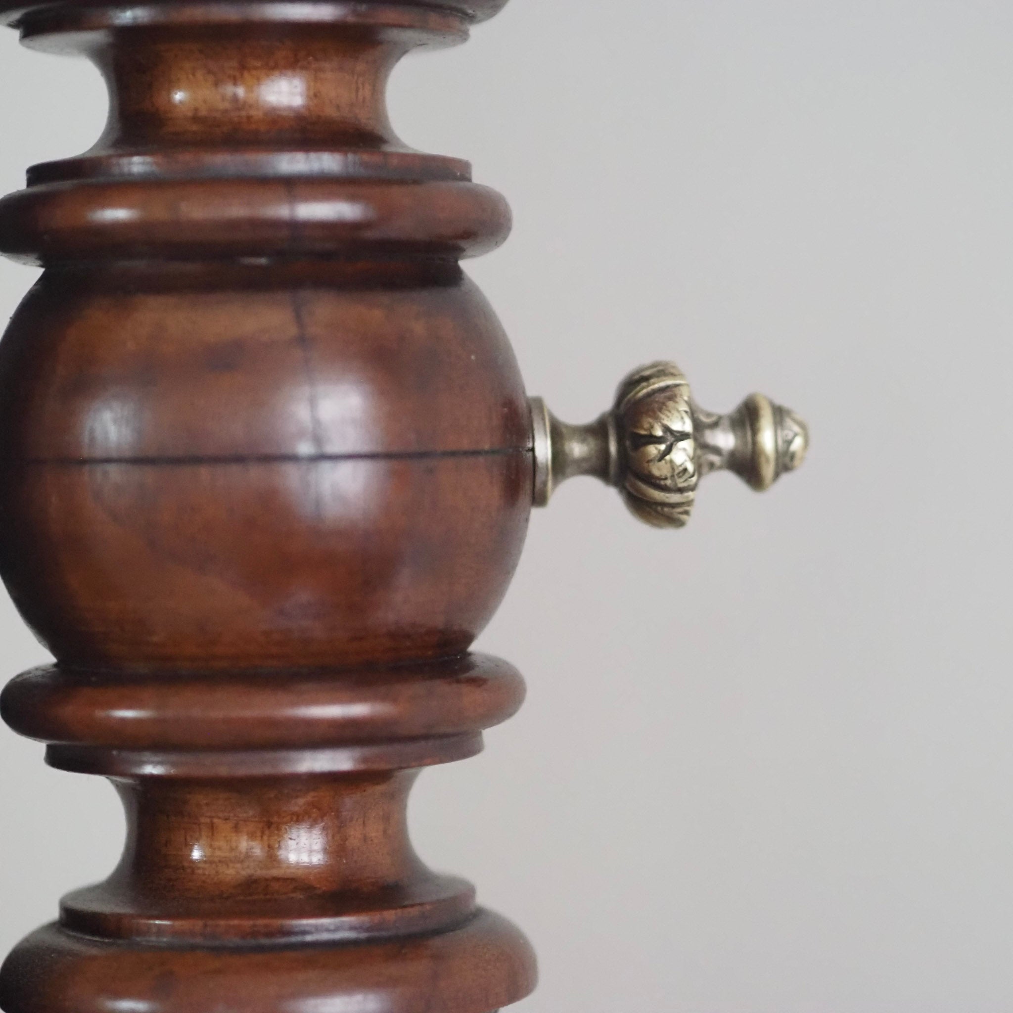 EPOCHE 1880 - Antike Spiegelkommode mit weißem Marmor aus der Gründerzeit