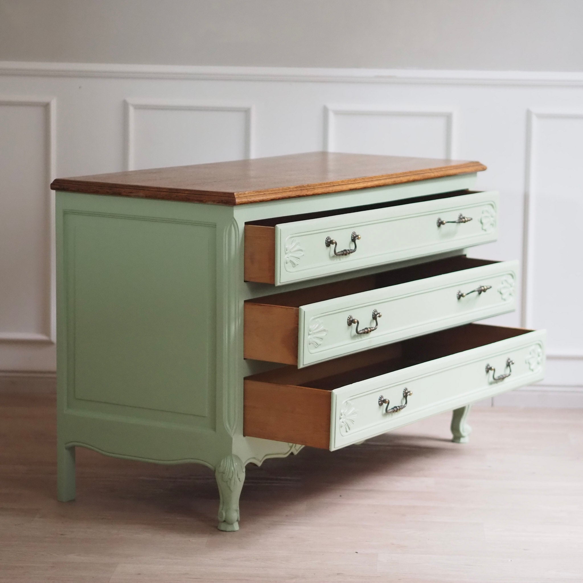EPOCHE 1920 - Französische Landhaus Kommode patiniert in mintgrün - Louis XV Stil